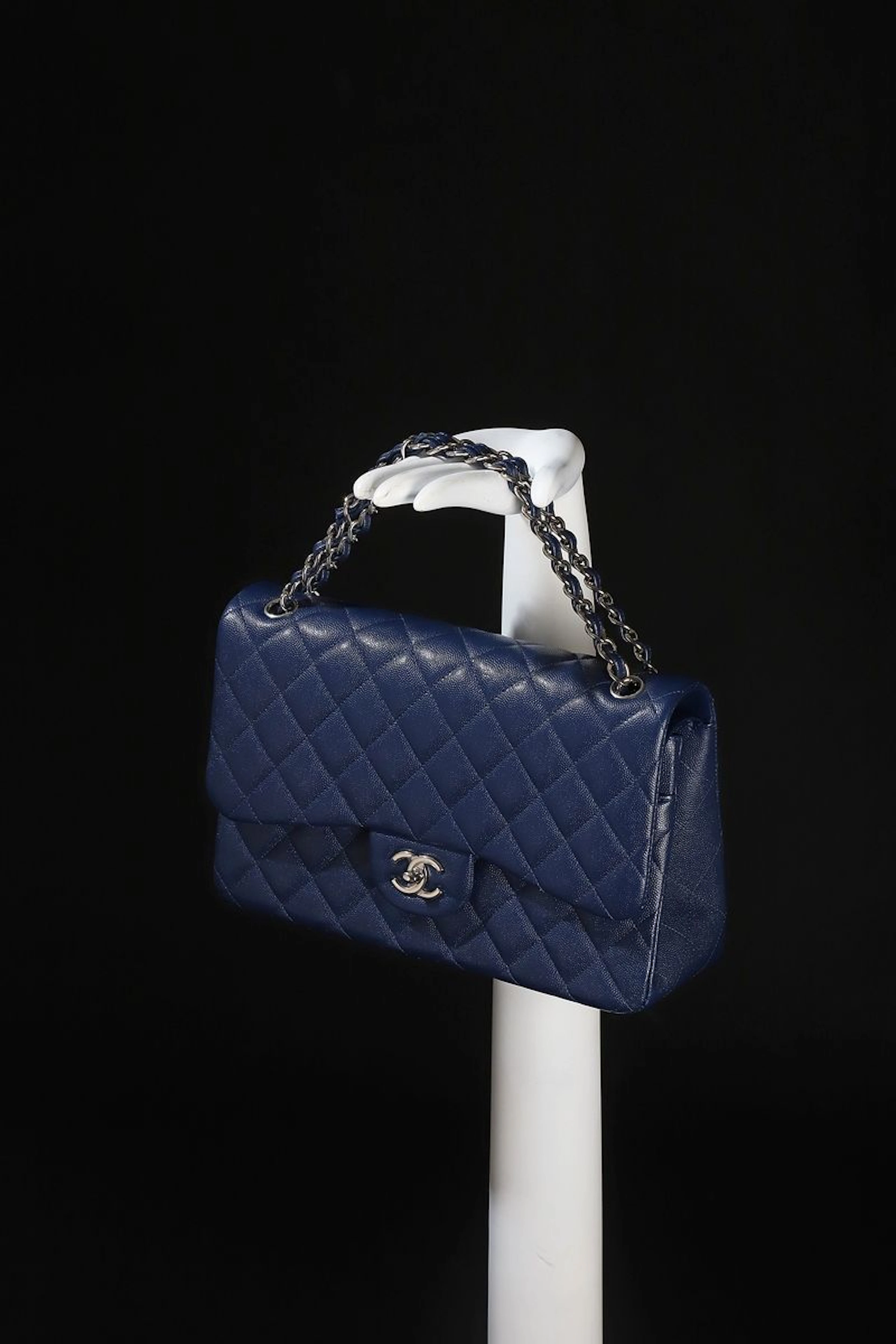 CHANEL Sac modèle "Timeless" 28cm en veau... - Lot 215 - Rossini