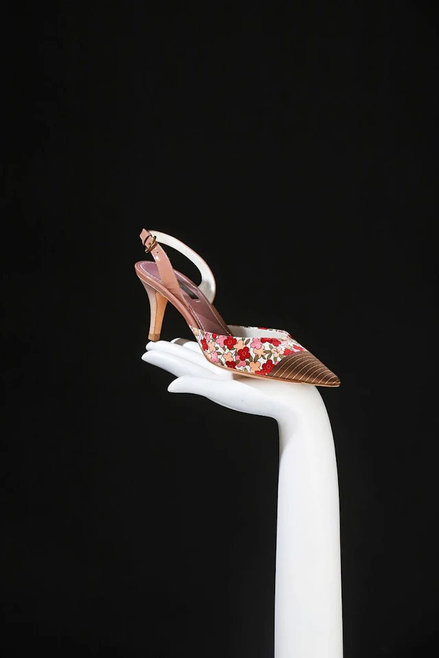 LOUIS VUITTON Paire d'escarpins à talons... - Lot 343 - Rossini