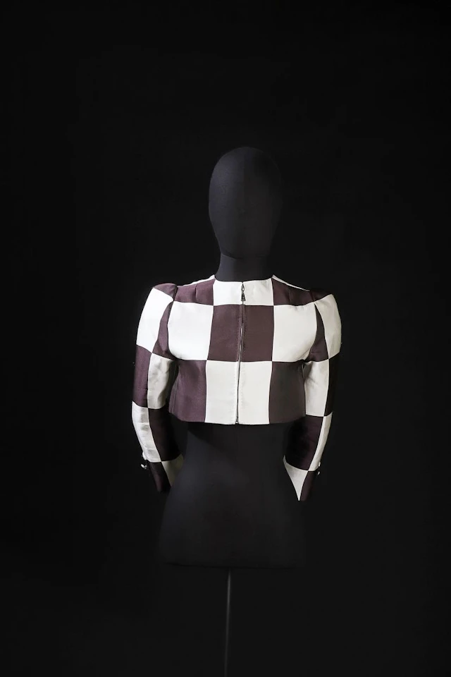 LOUIS VUITTON Top ultra court à motif damier... - Lot 357 - Rossini