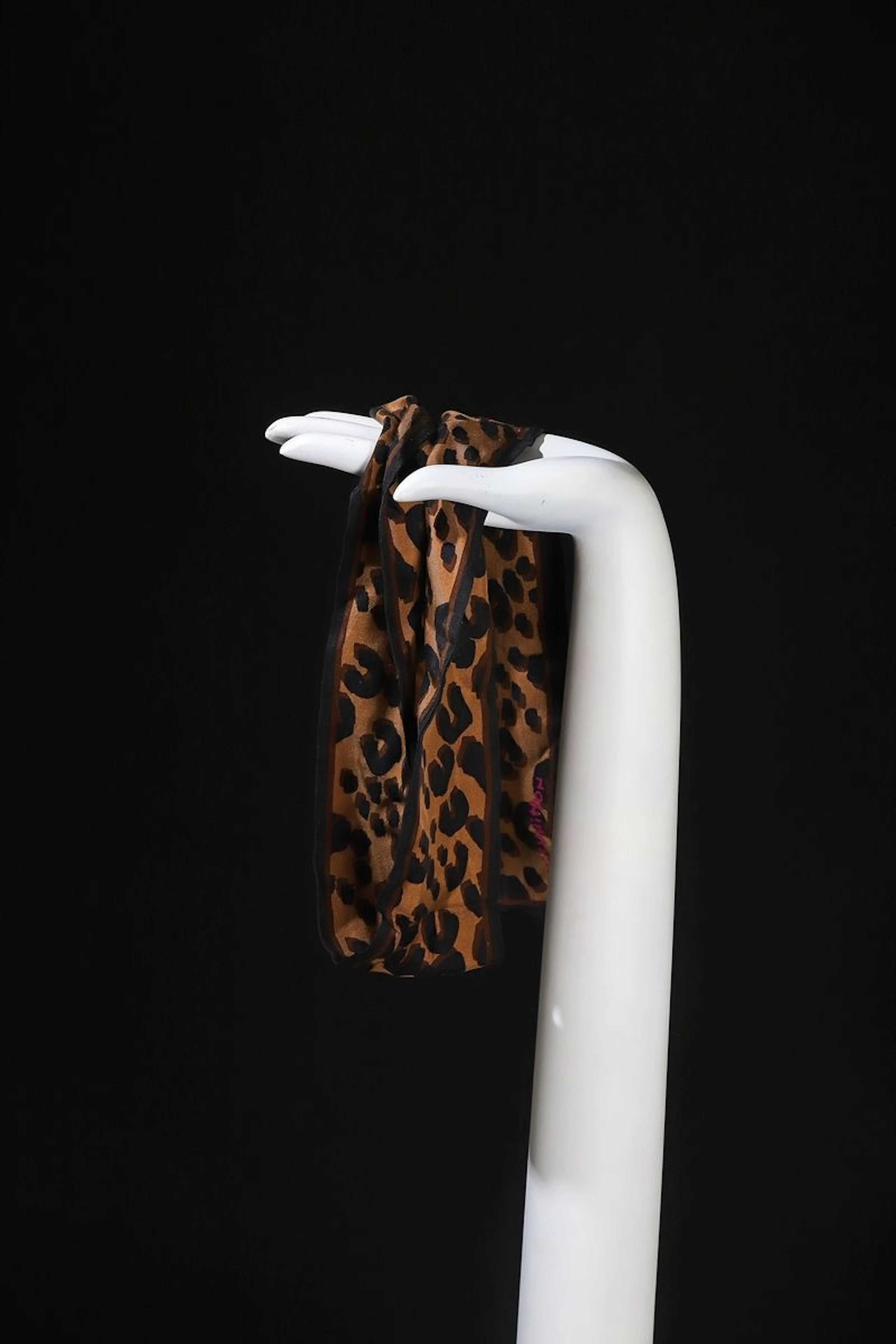 LOUIS VUITTON Twilly en soie à imprimé... - Lot 359 - Rossini