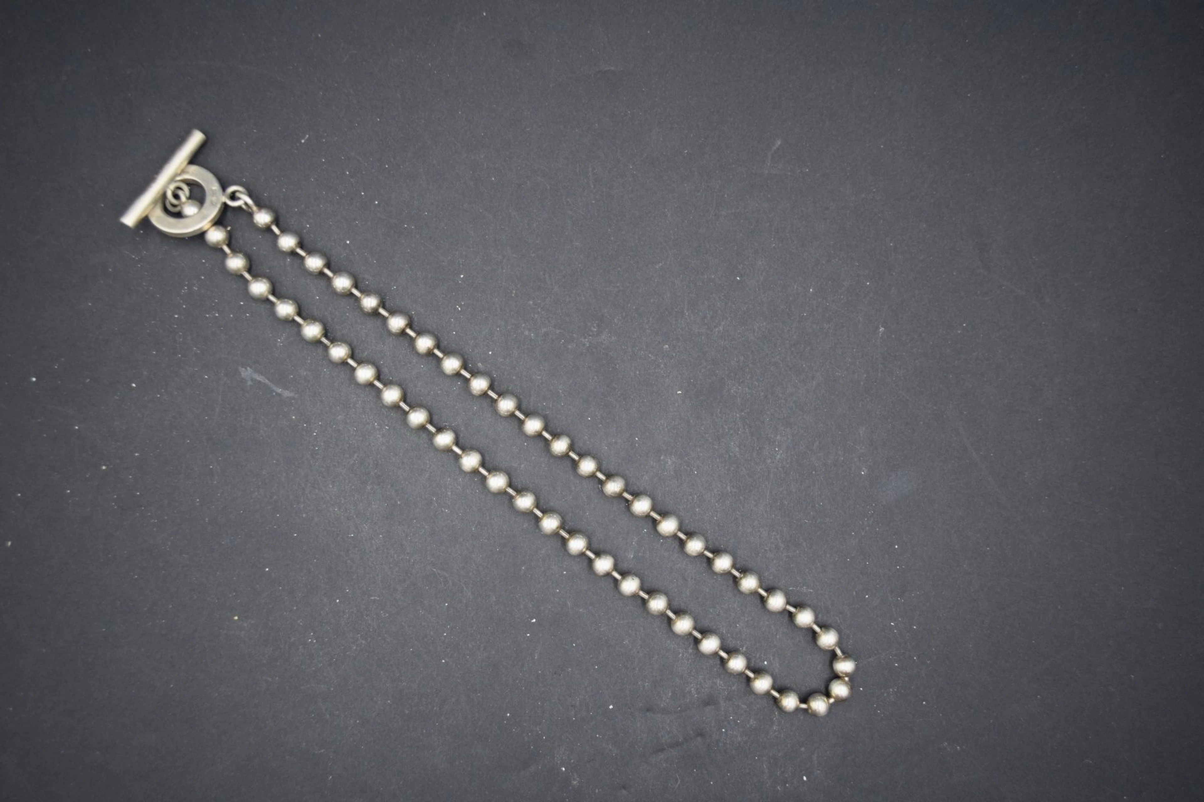 GUCCI Collier formé de bille d'argent. Signé... - Lot 339 - Rossini