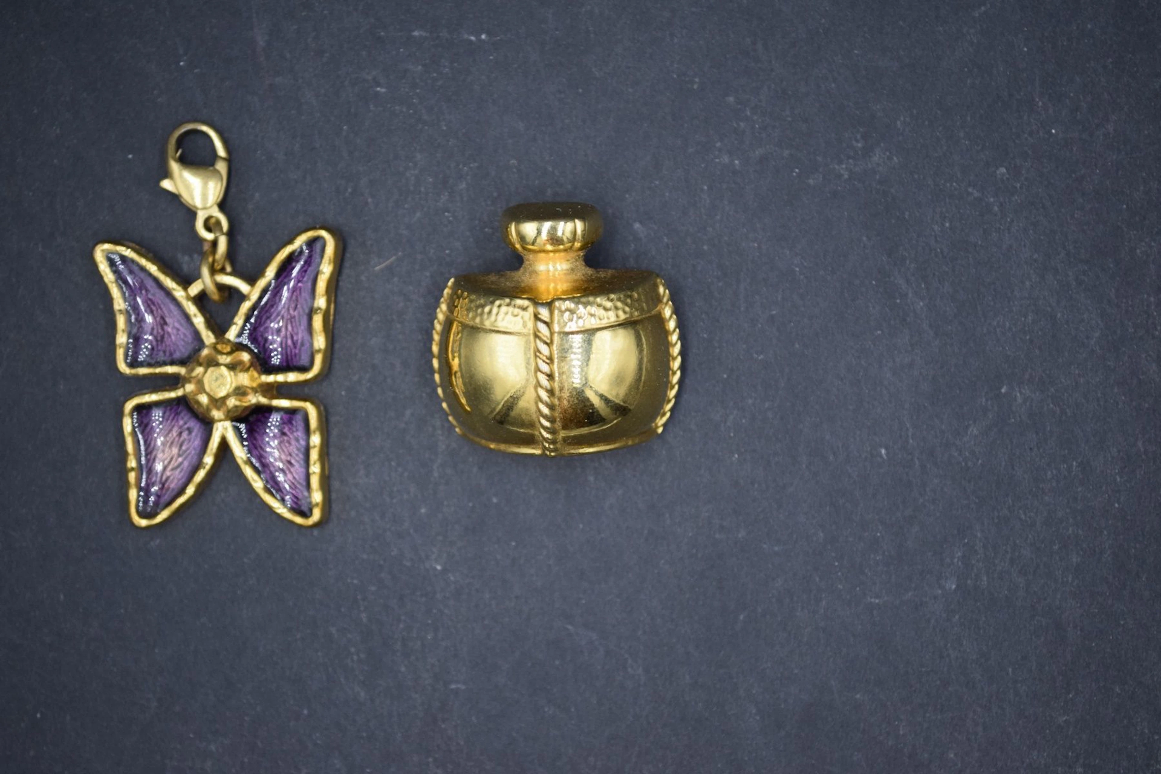 YSL Lot de deux bijoux en métal doré comprenant... - Lot 343 - Rossini