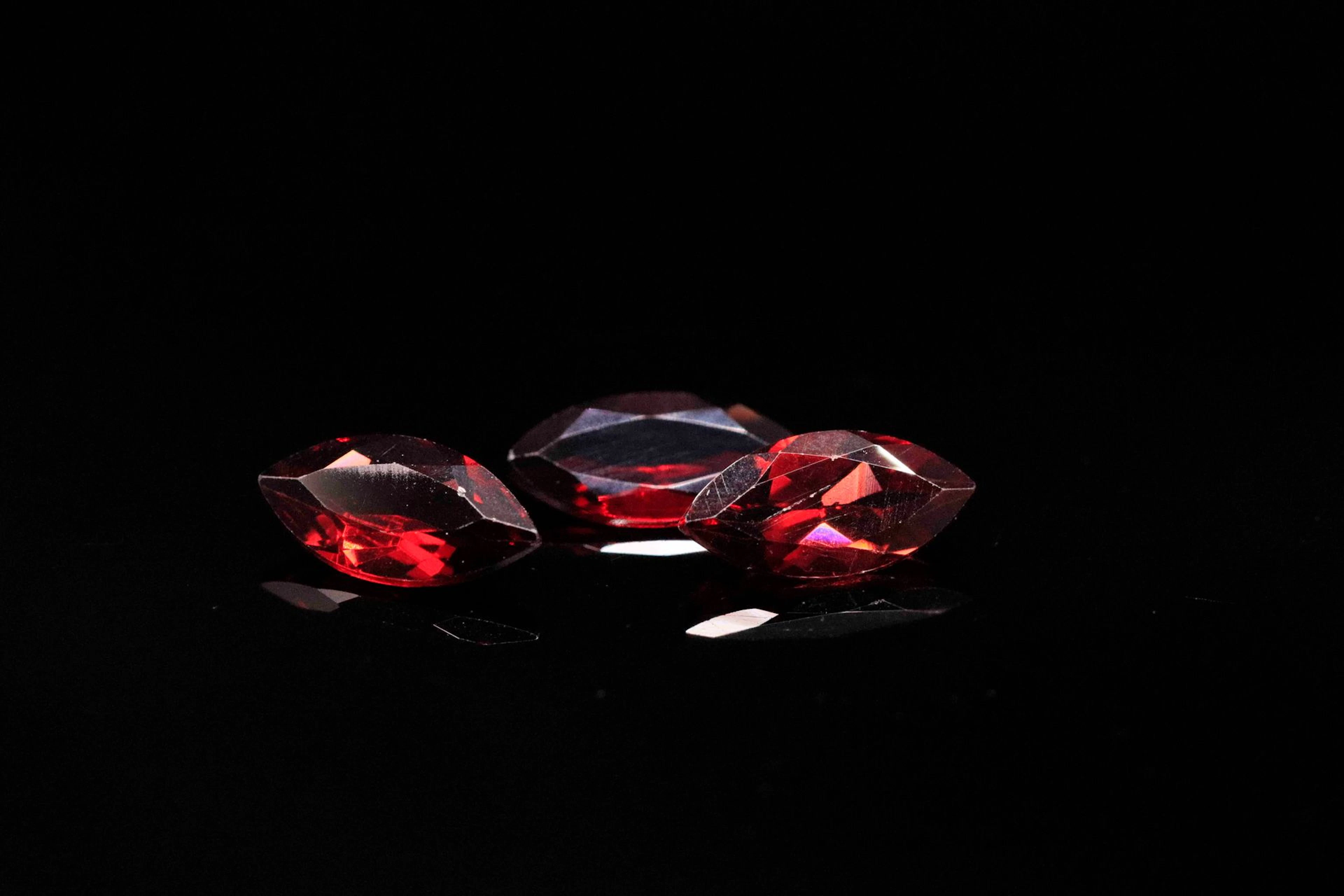 Mélée de trois grenats rouges sur papier. Poids... - Lot 429 - Rossini