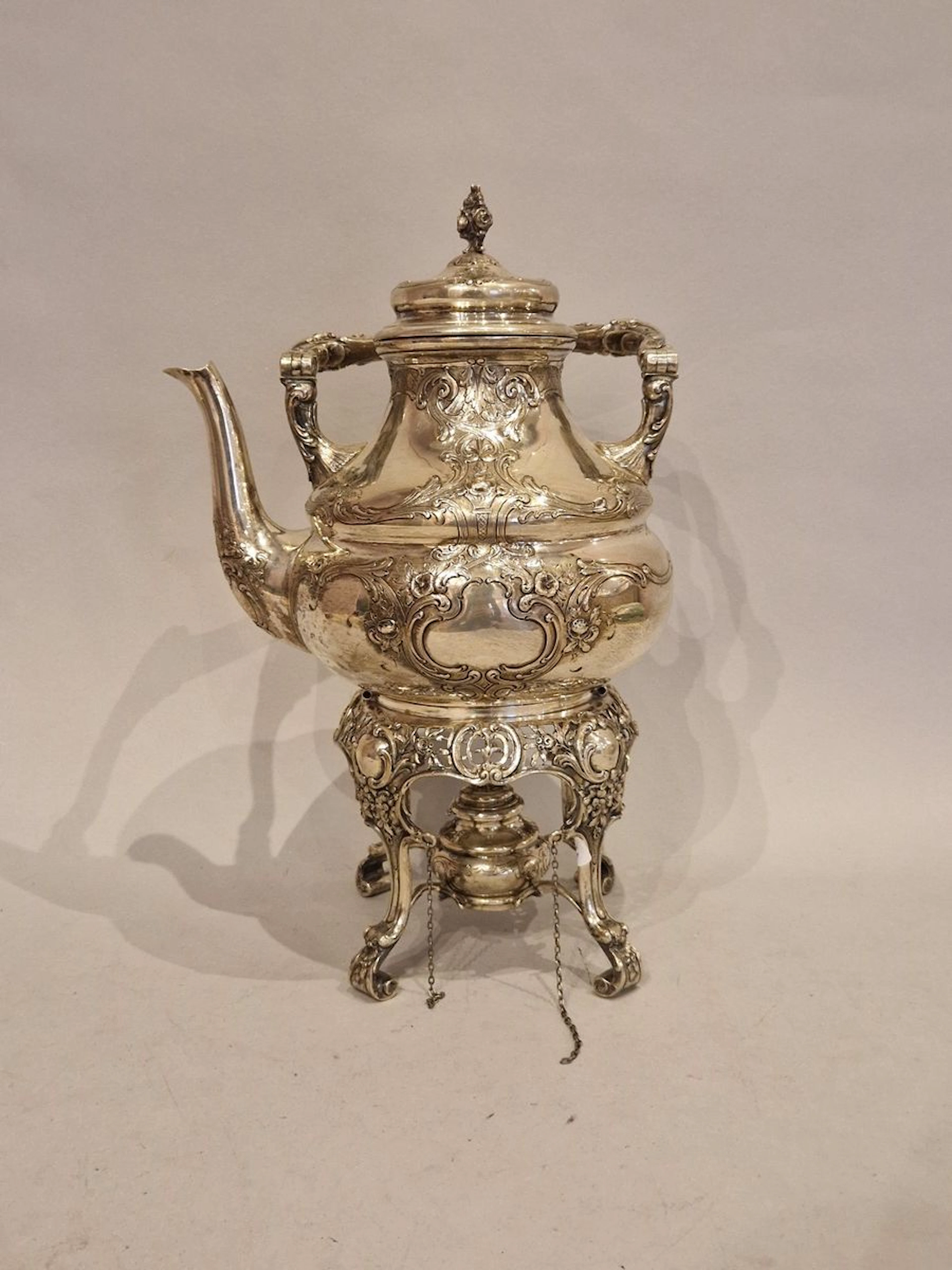 Samovar en métal argenté à riche décor de... - Lot 160 - Rossini