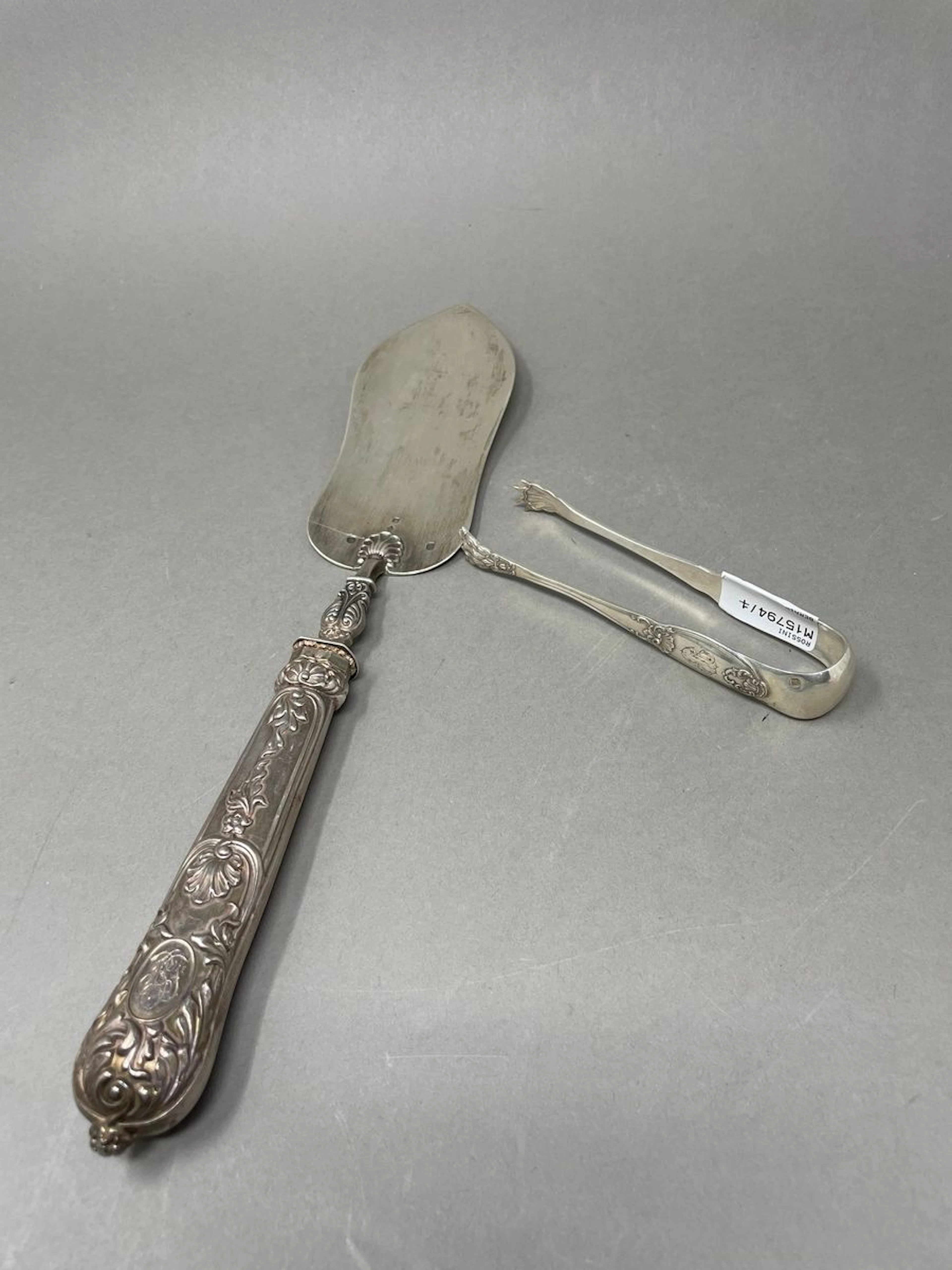 Pince à sucre en argent à décor rocaille... - Lot 239 - Rossini