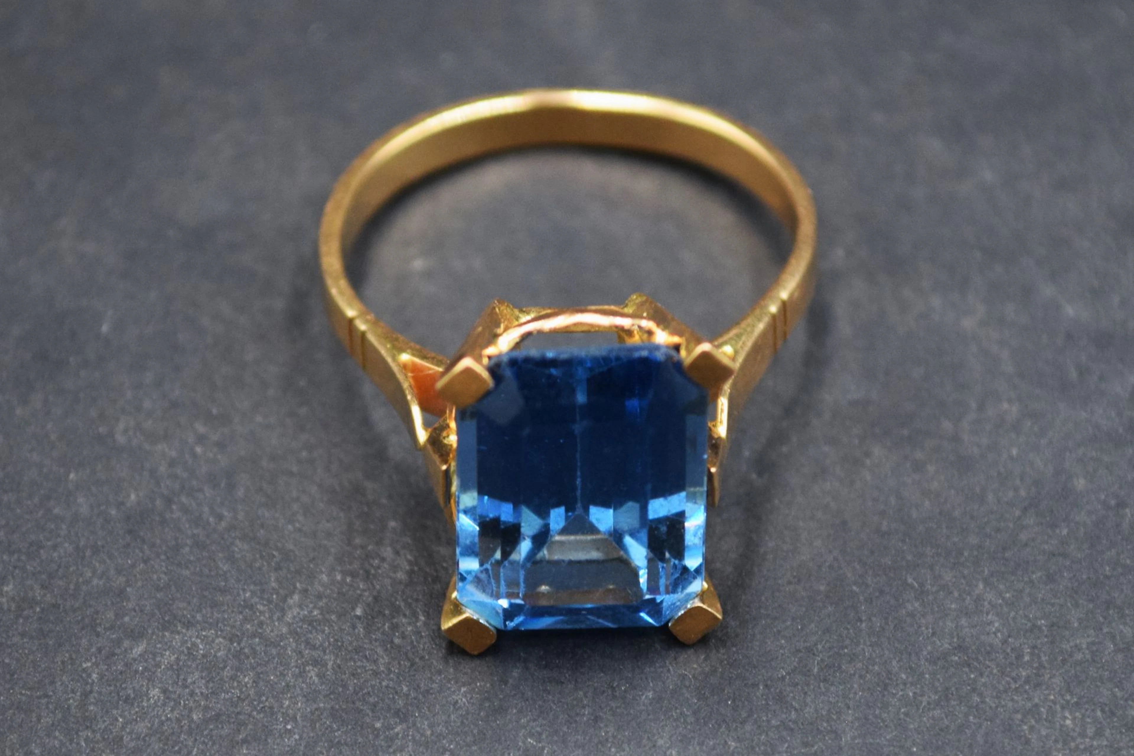 Bague en or jaune 18K (750) retenant un spinelle... - Lot 345 - Rossini