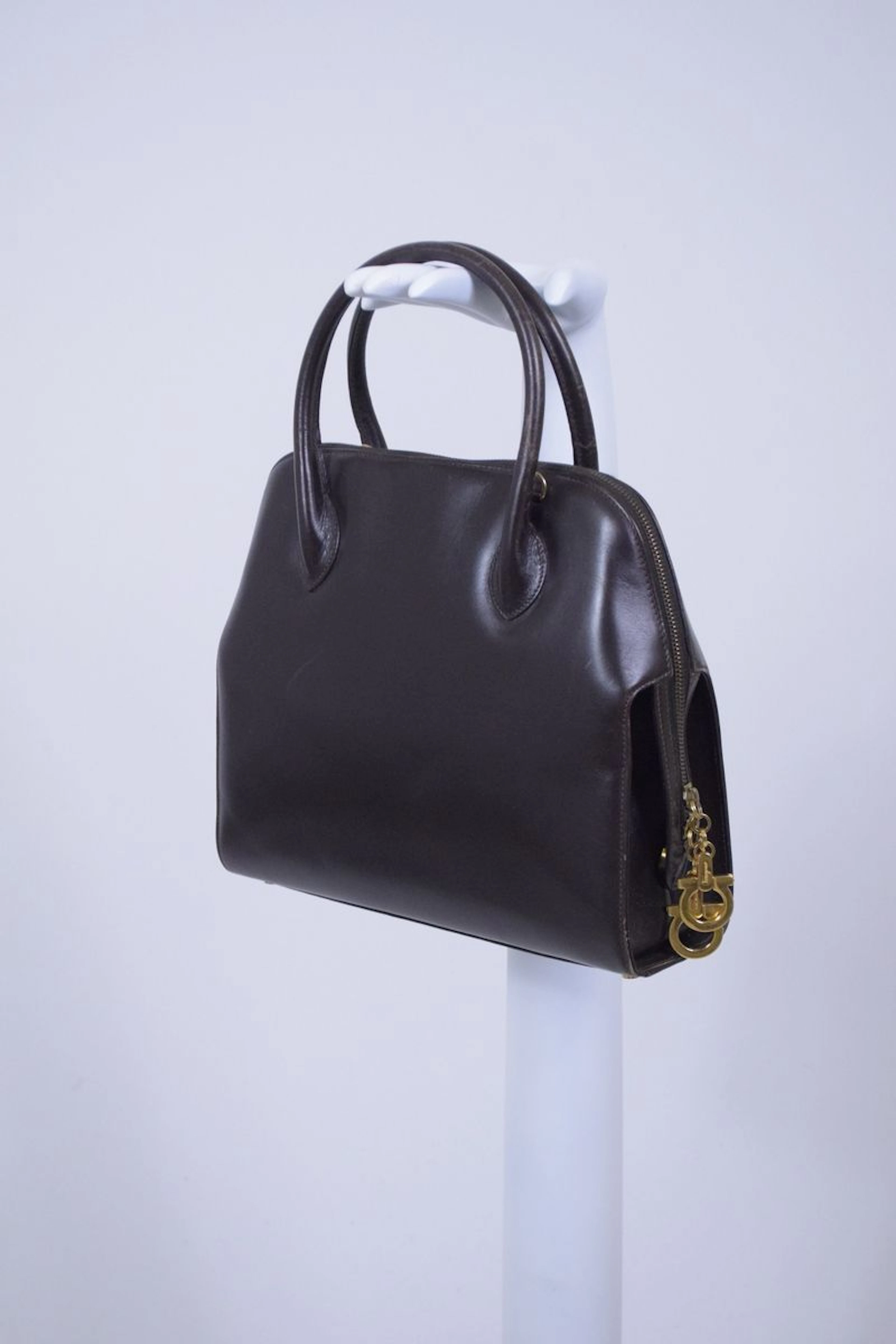 SALVATORE FERRAGAMO Sac modèle bolide en... - Lot 344 - Rossini