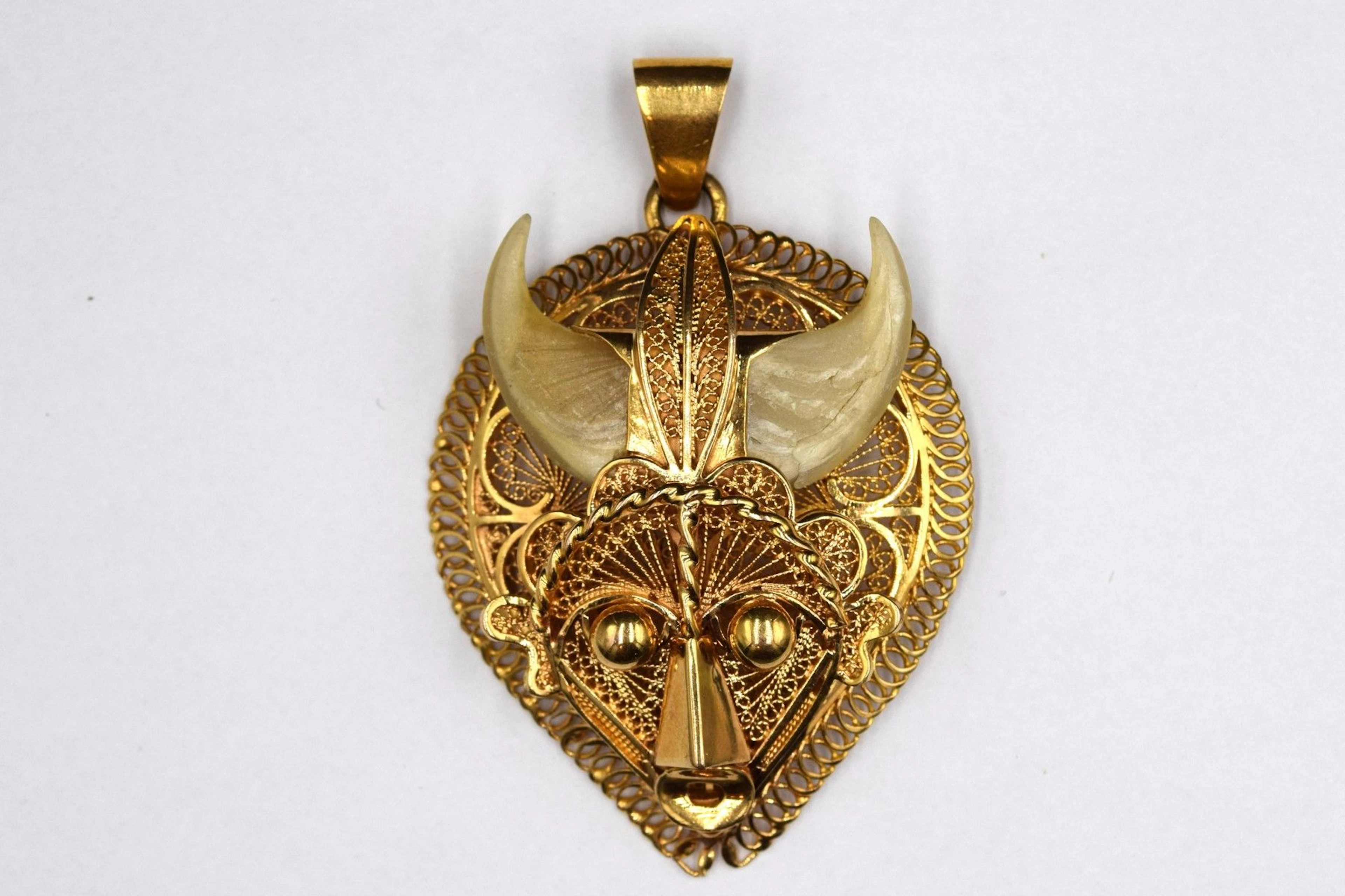 Pendentif en or jaune 18K (750) filigranné... - Lot 194 - Rossini