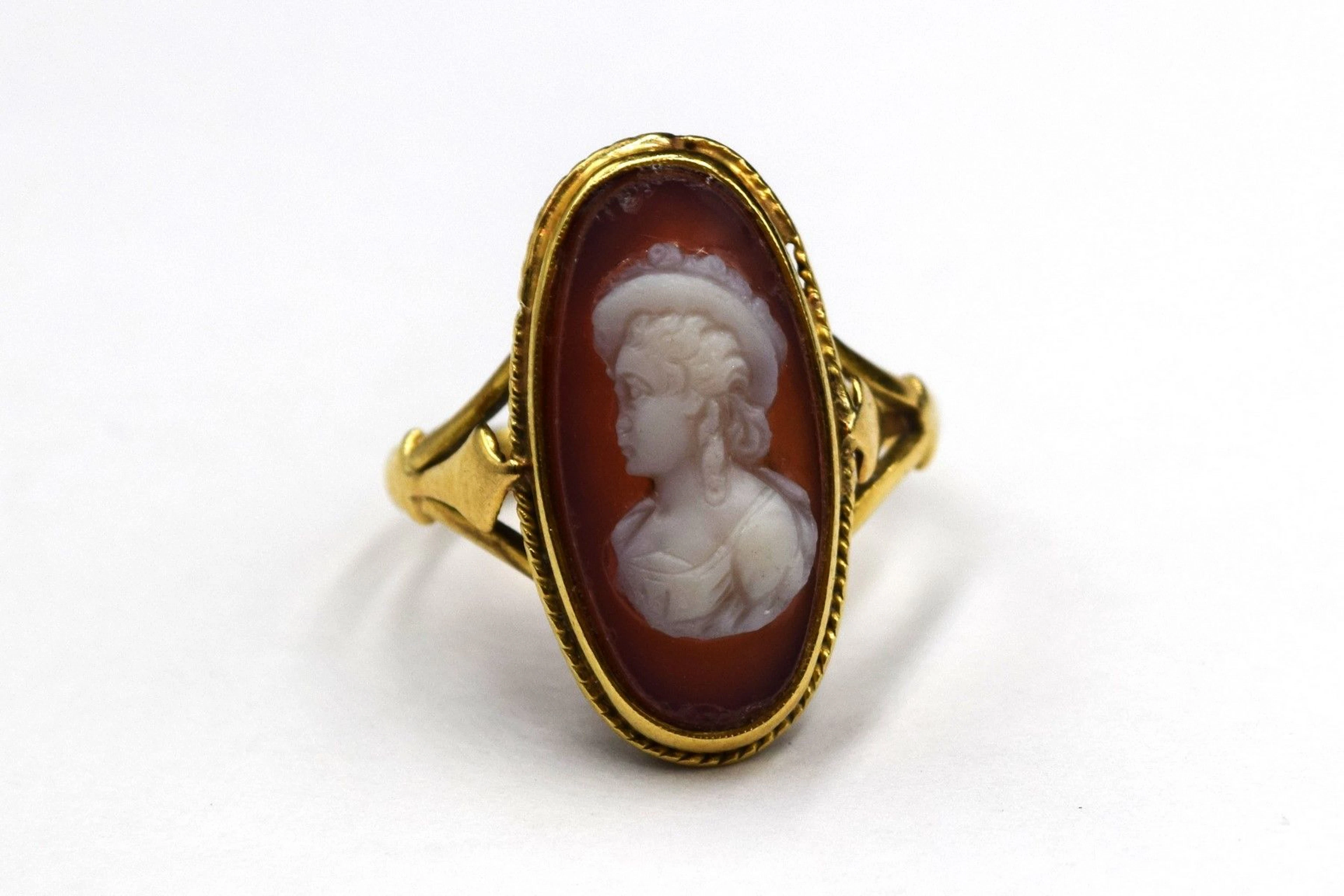 Bague en or jaune 18K (750) ornée d'un camée... - Lot 303 - Rossini