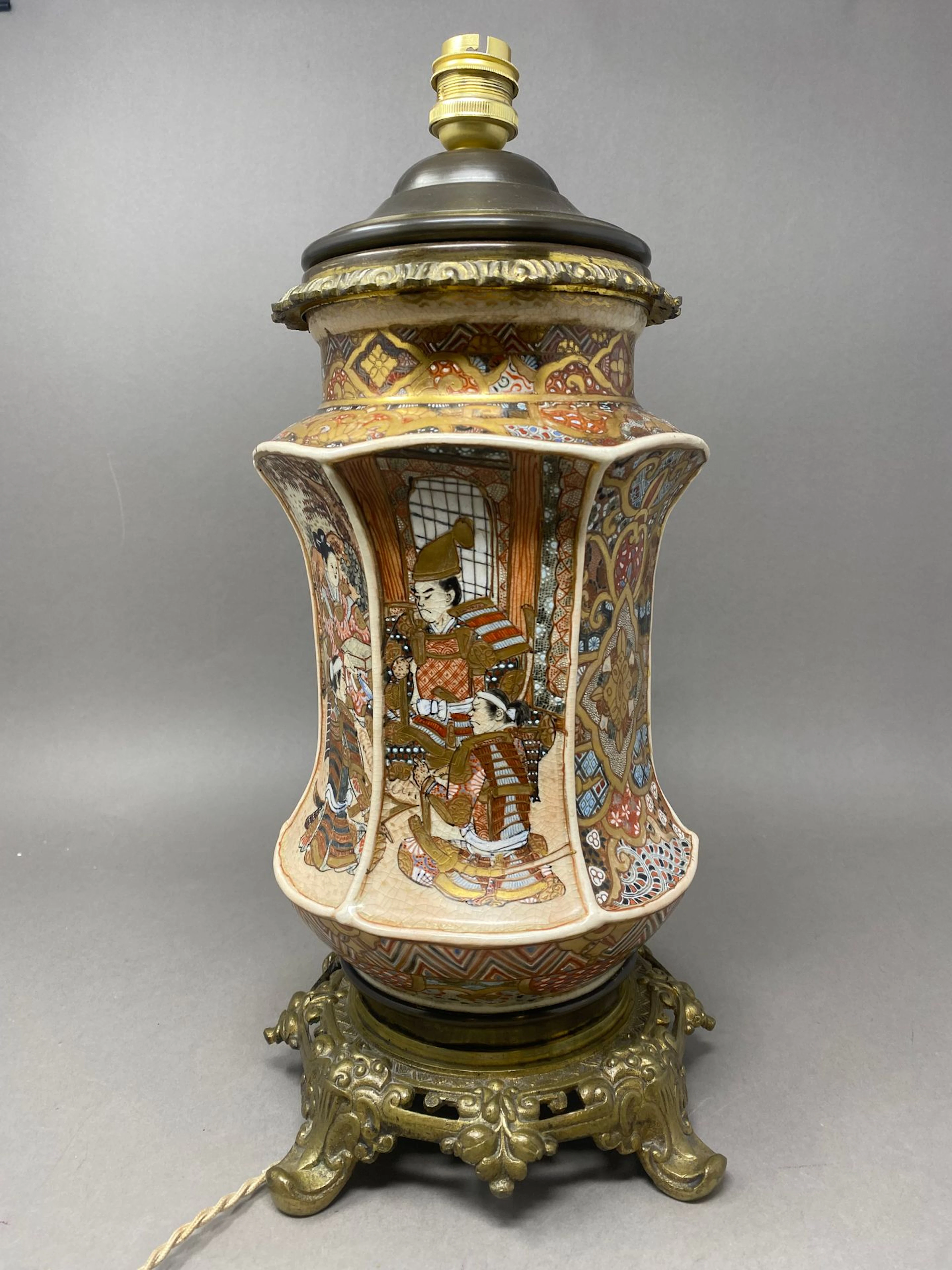 SATZUMA Vase en faïence à six faces à décor... - Lot 162 - Rossini