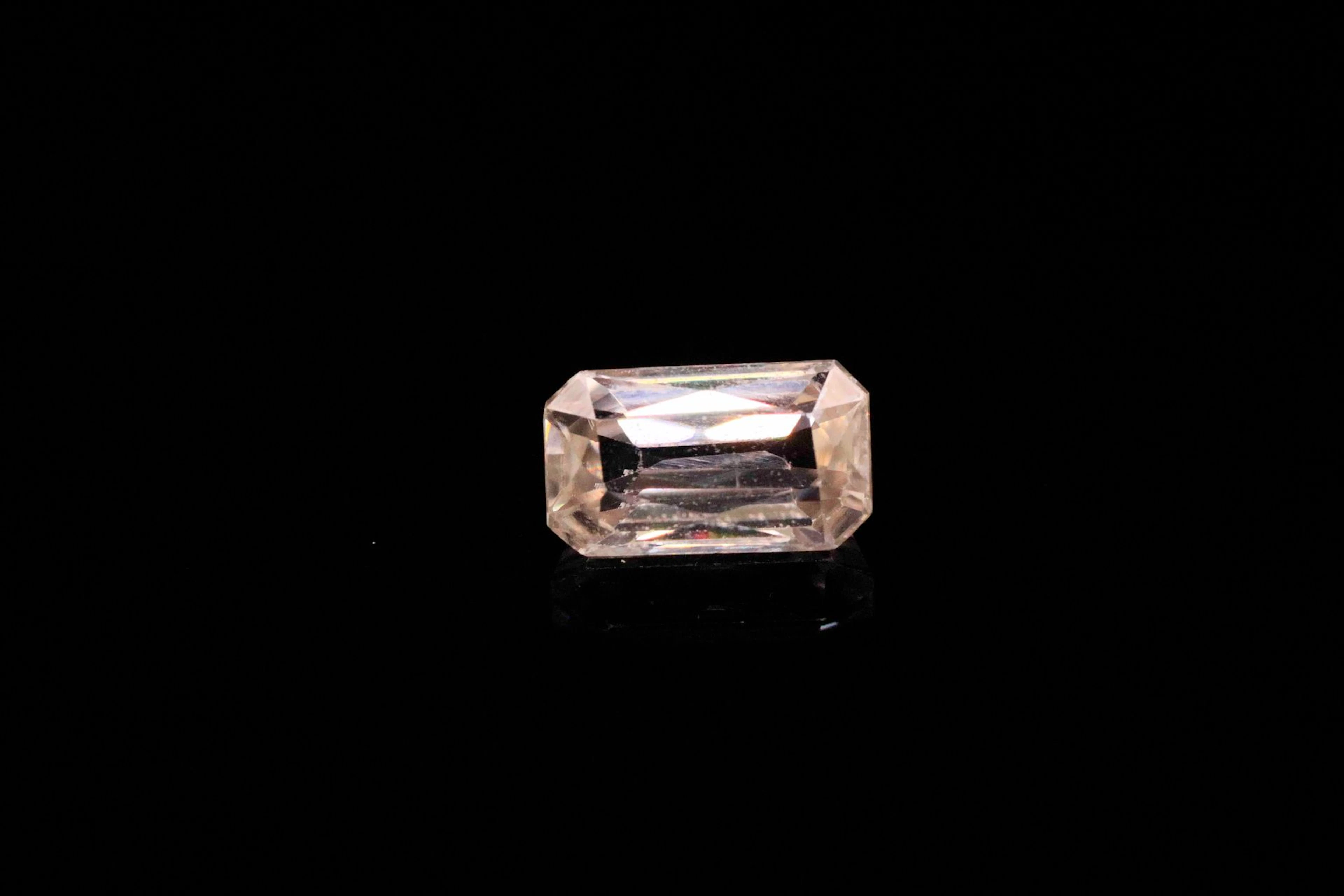Zircon naturel champagne très pâle rectangulaire... - Lot 872 - Rossini