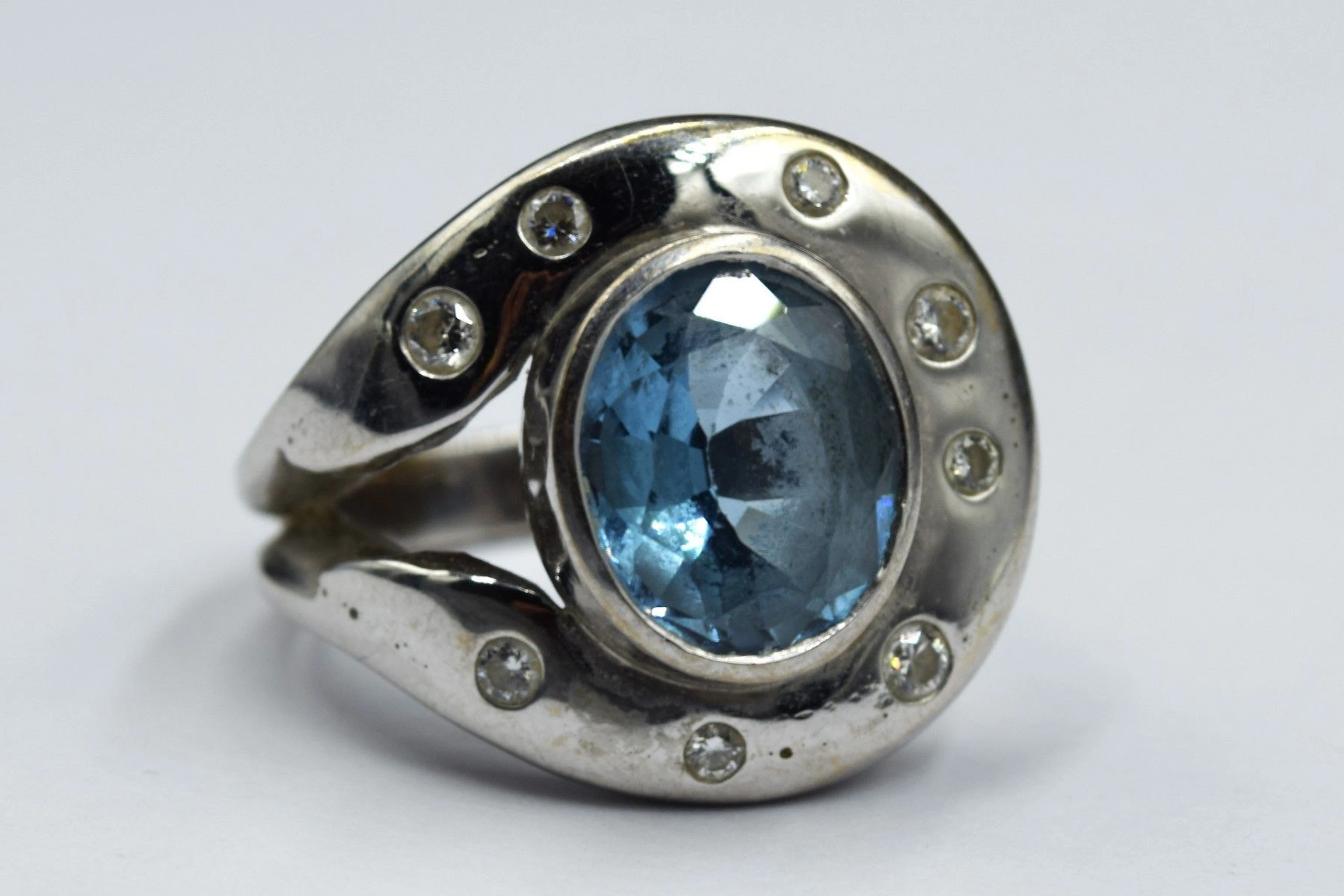 ROLAND SCHAD Bague boucle en or gris 18K... - Lot 239 - Rossini