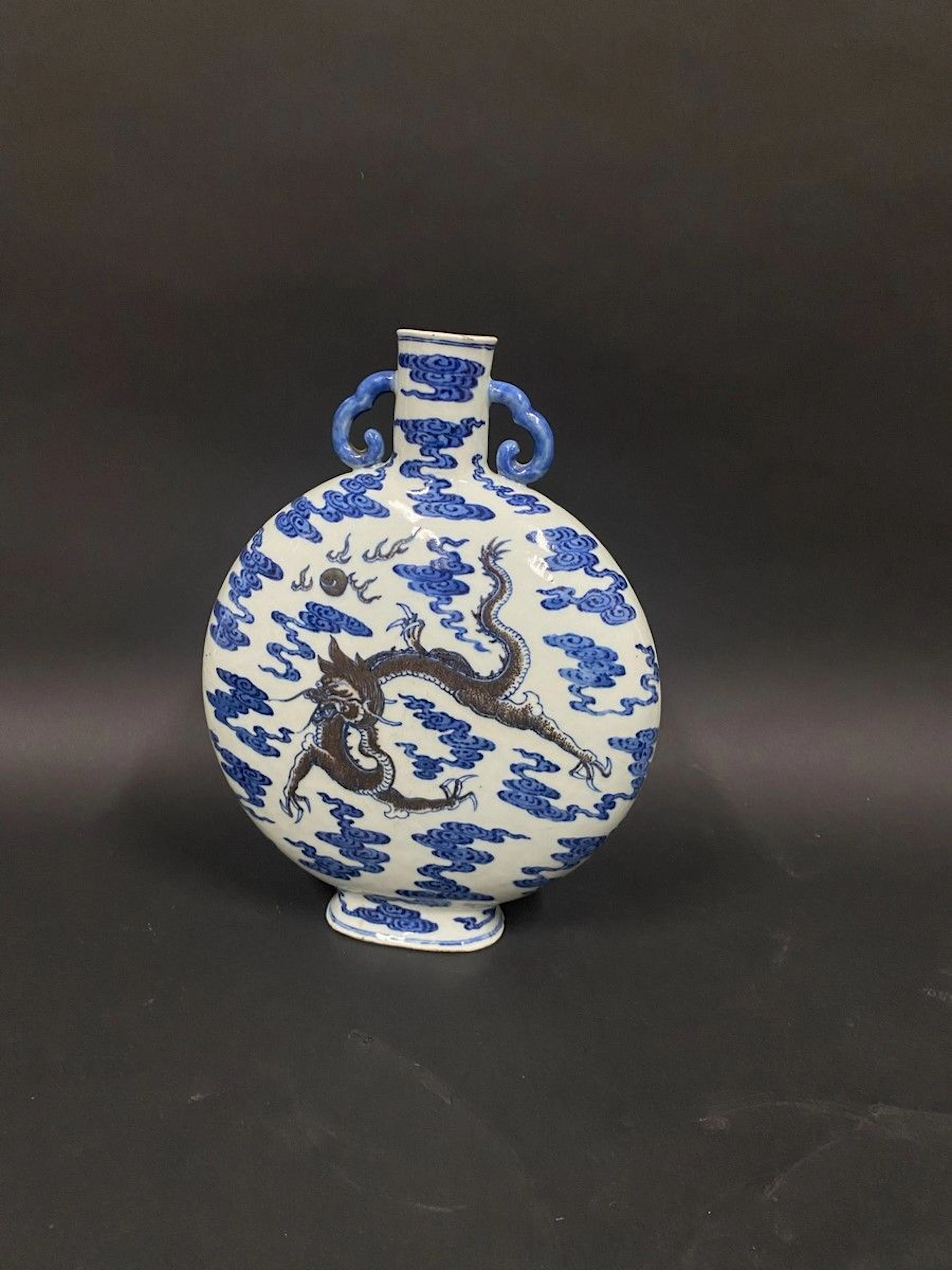 Vase gourde à panse aplatie en porcelaine... - Lot 124 - Rossini