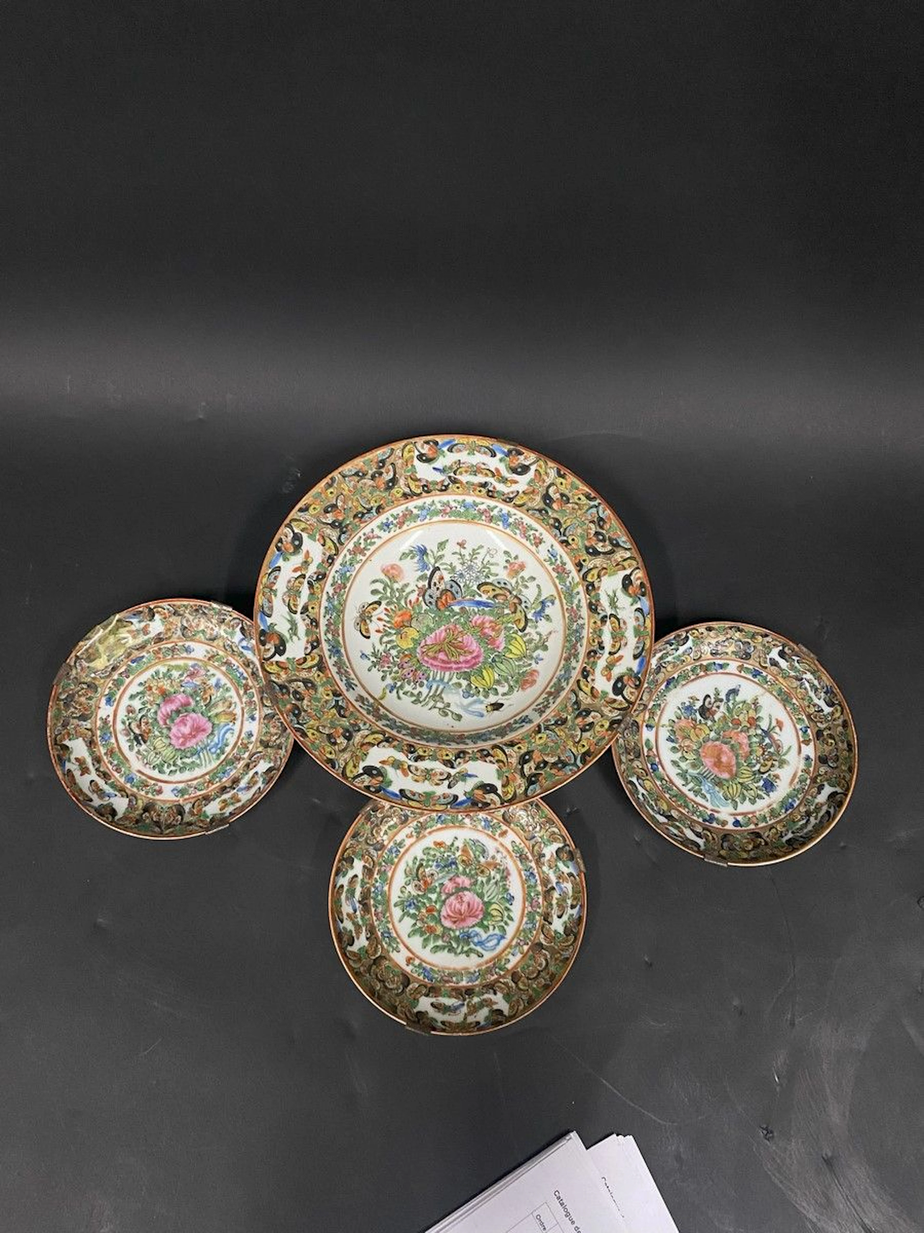 Quatres assiettes en porcelaine à décor de... - Lot 127 - Rossini