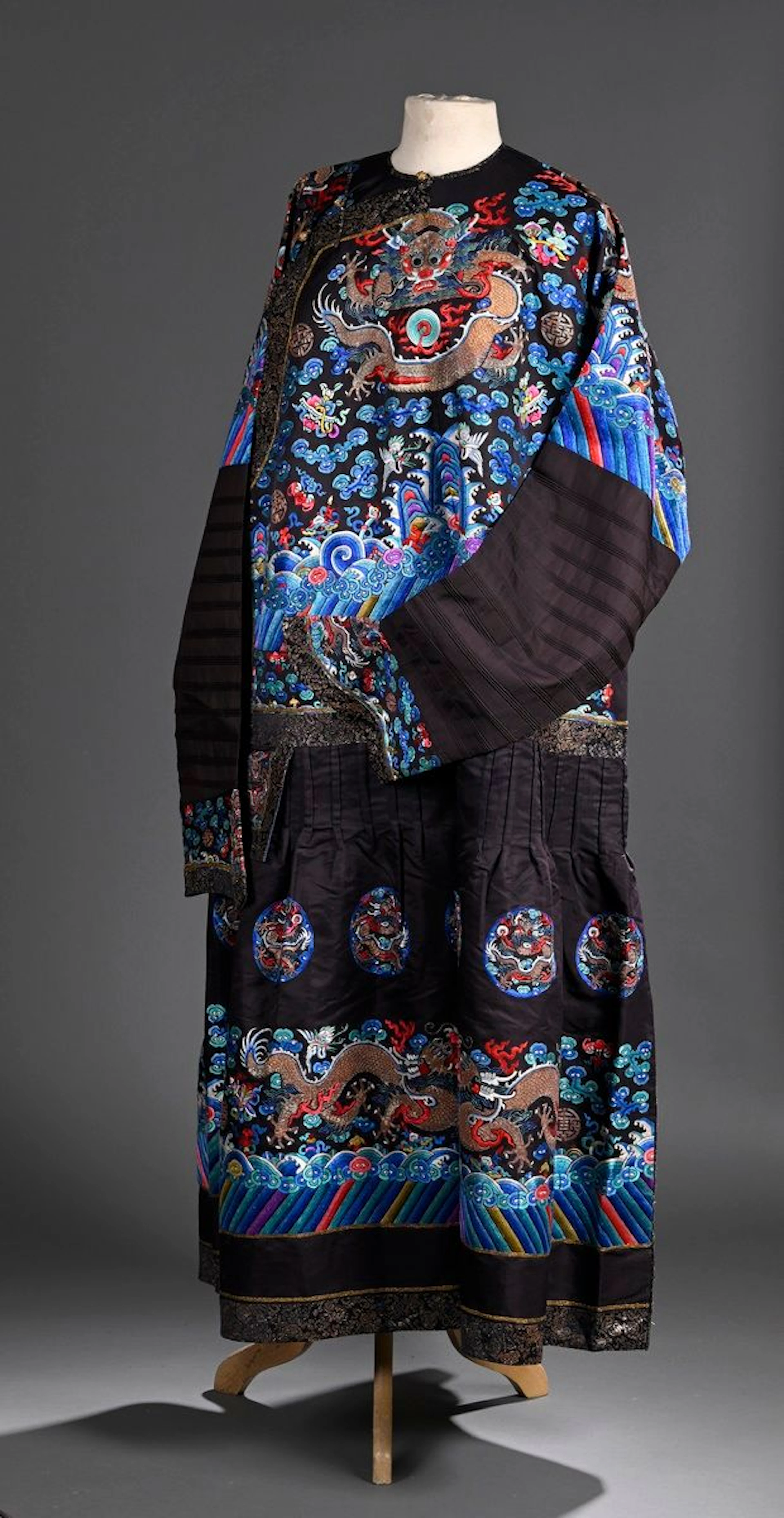 CHINE - Vers 1900 Robe de cérémonie de type... - Lot 158 - Rossini