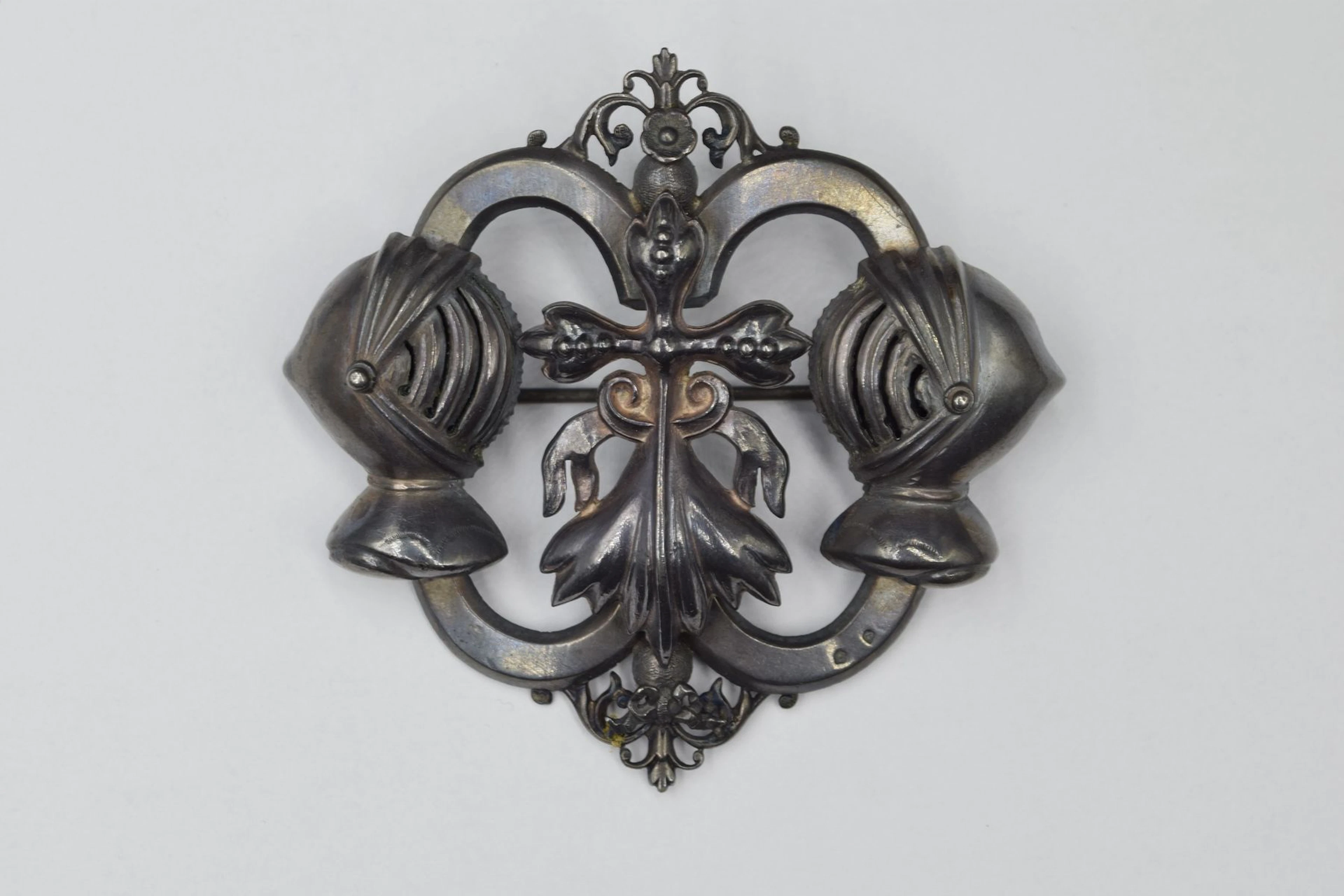 Broche en argent (800) figurant de cavaliers... - Lot 148 - Rossini