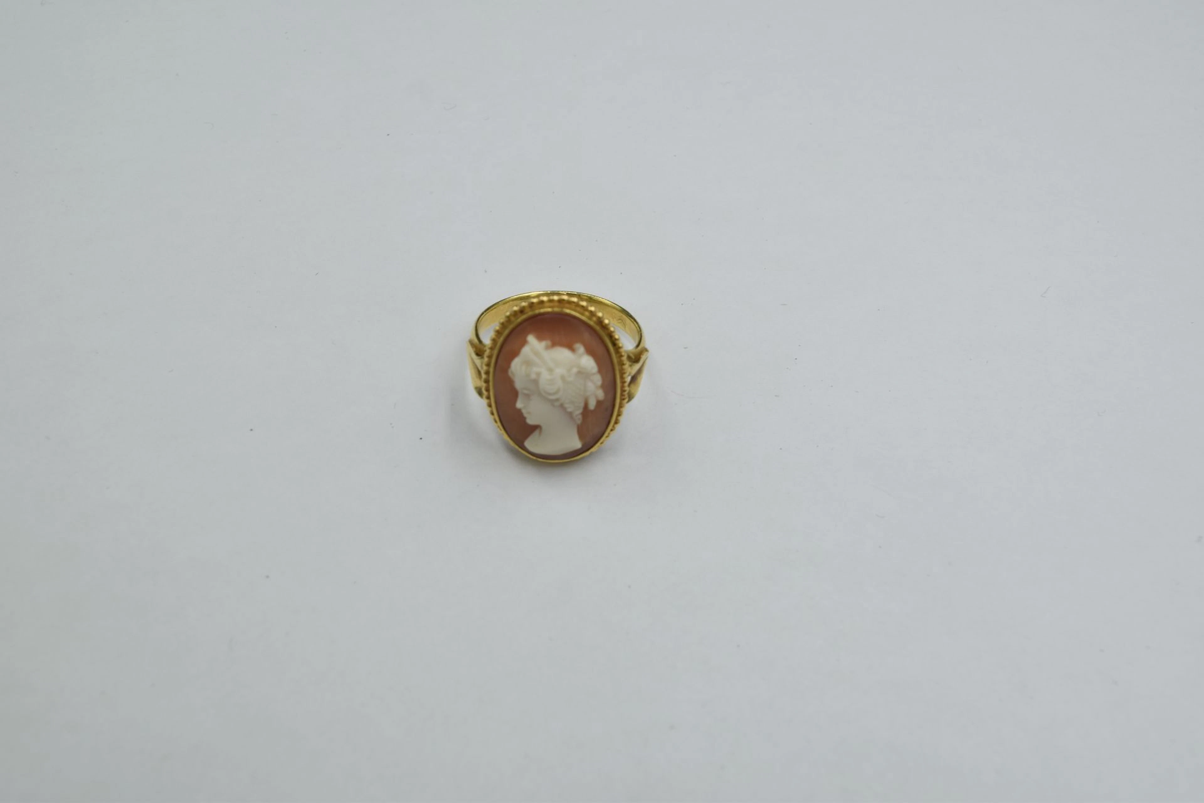 Bague en or jaune 18k (750) ornée d'un camé... - Lot 326 - Rossini