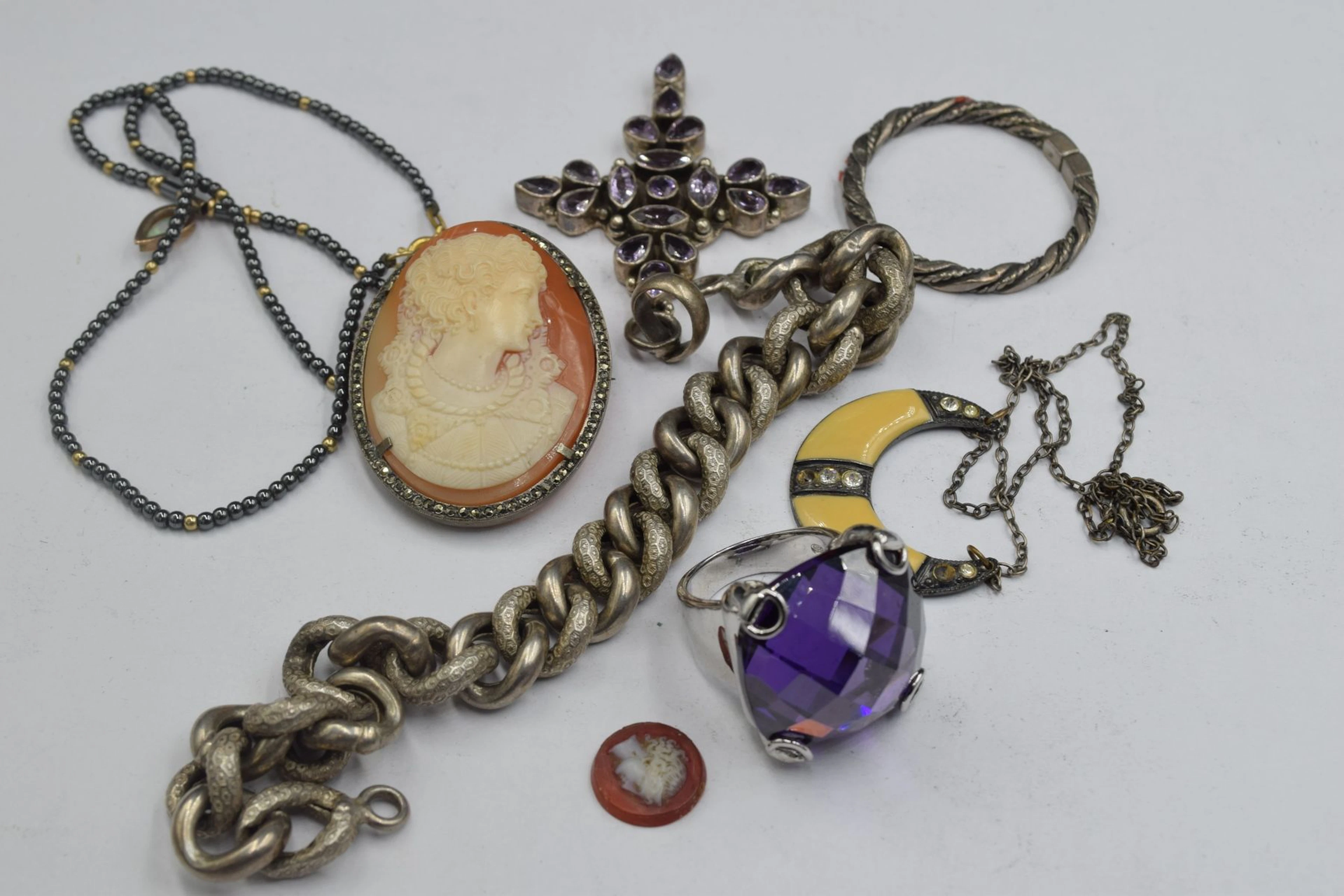 Lot de bijoux fantaisie composé d'une croix... - Lot 355 - Rossini