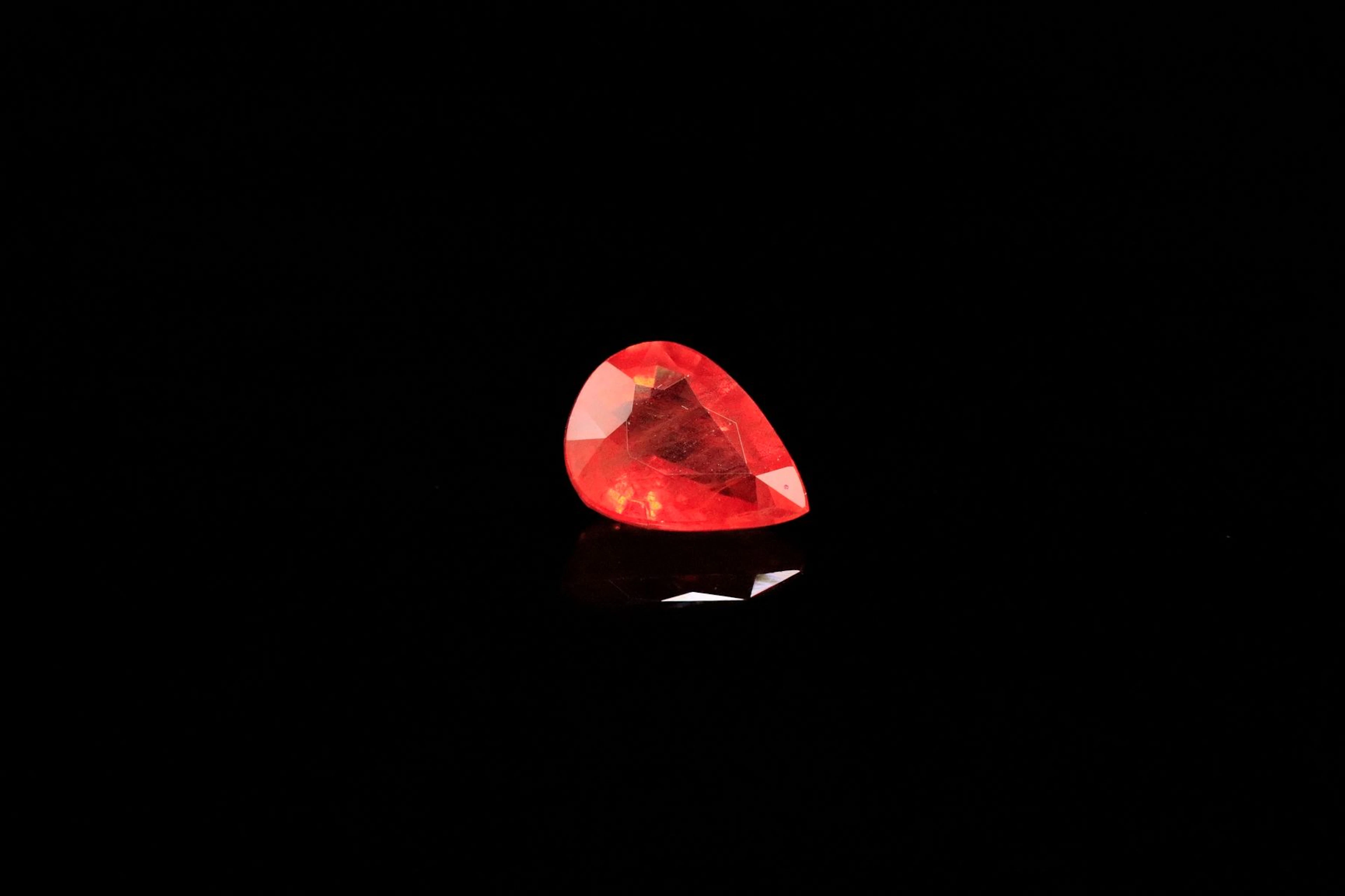 Saphir orange vif poire sur papier. Très... - Lot 15 - Rossini