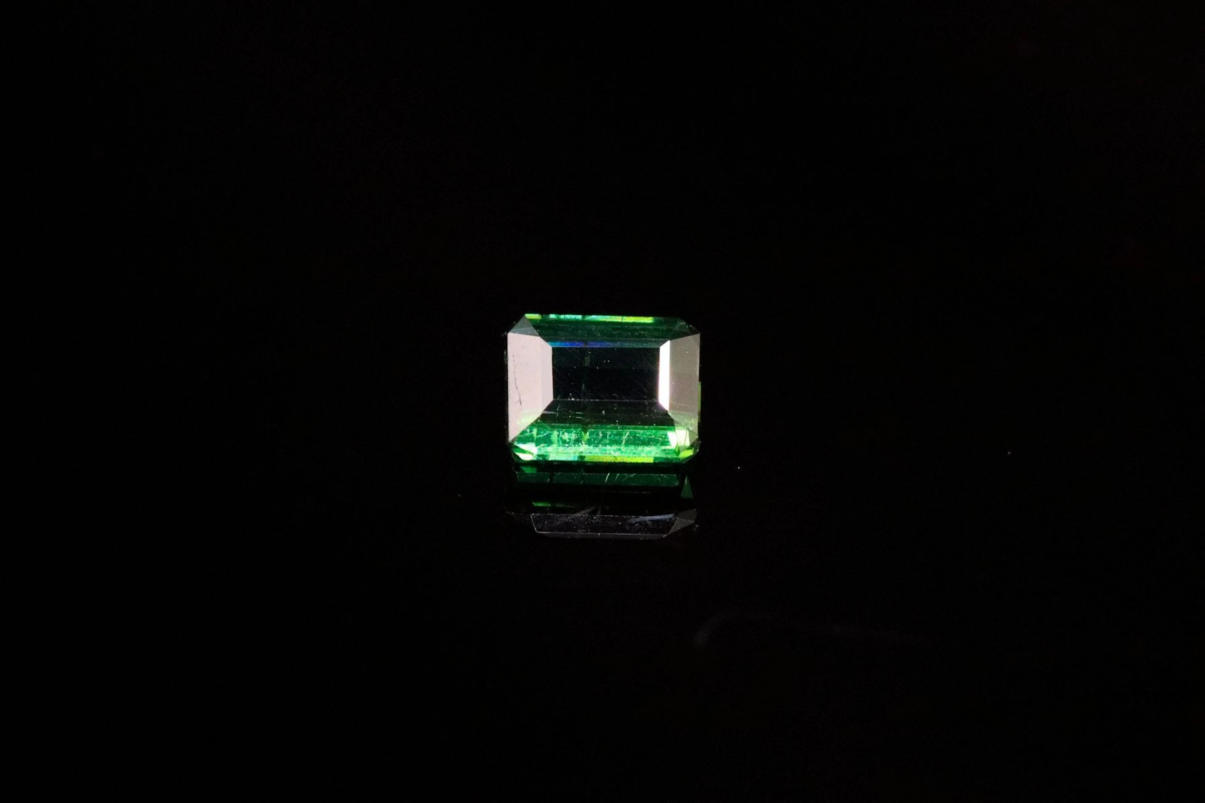 Tourmaline verte rectangulaire à pans coupés... - Lot 184 - Rossini