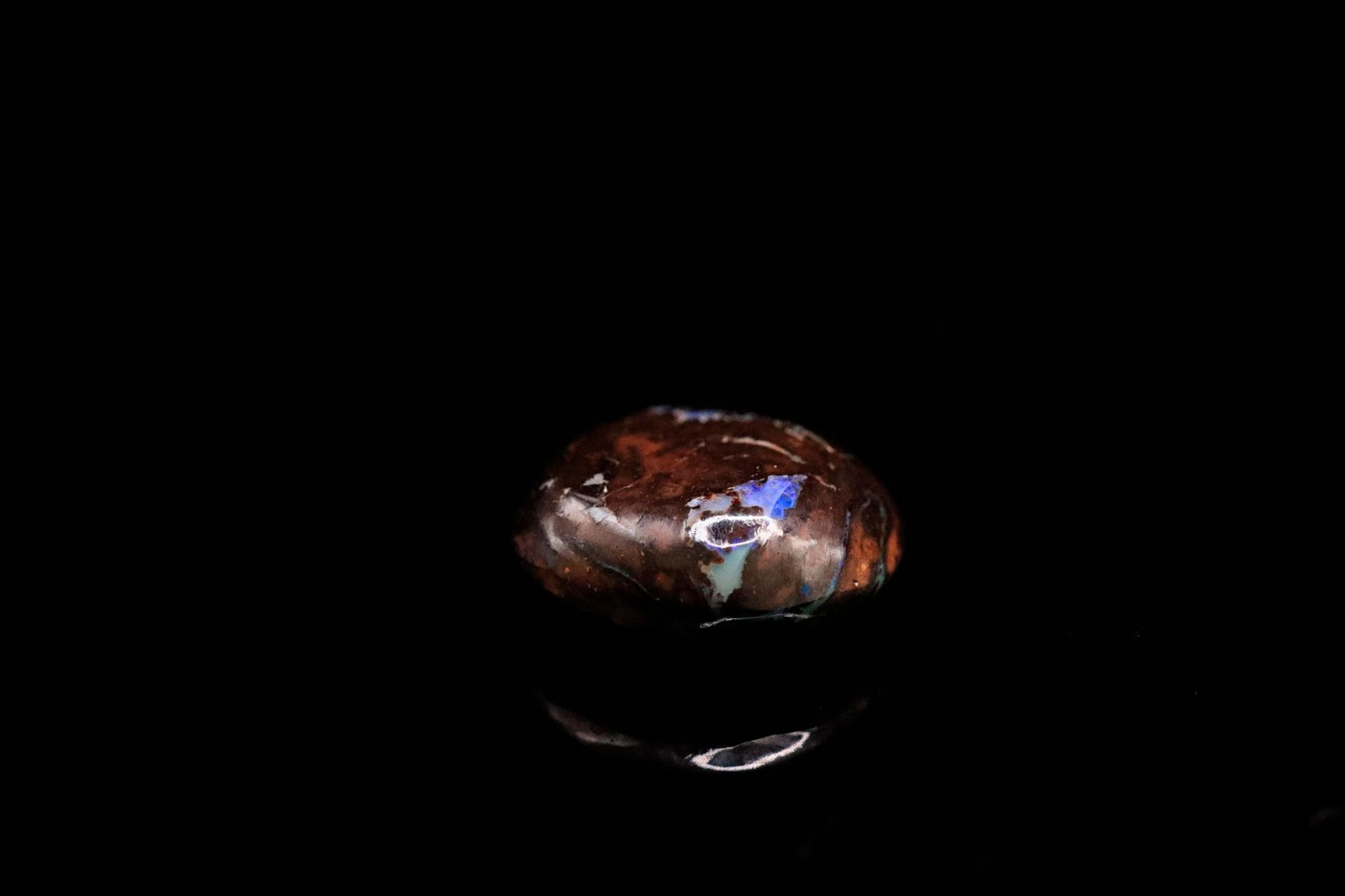 Opale «boulder» cabochon fantaisie sur papier. Poids... - Lot 470 - Rossini