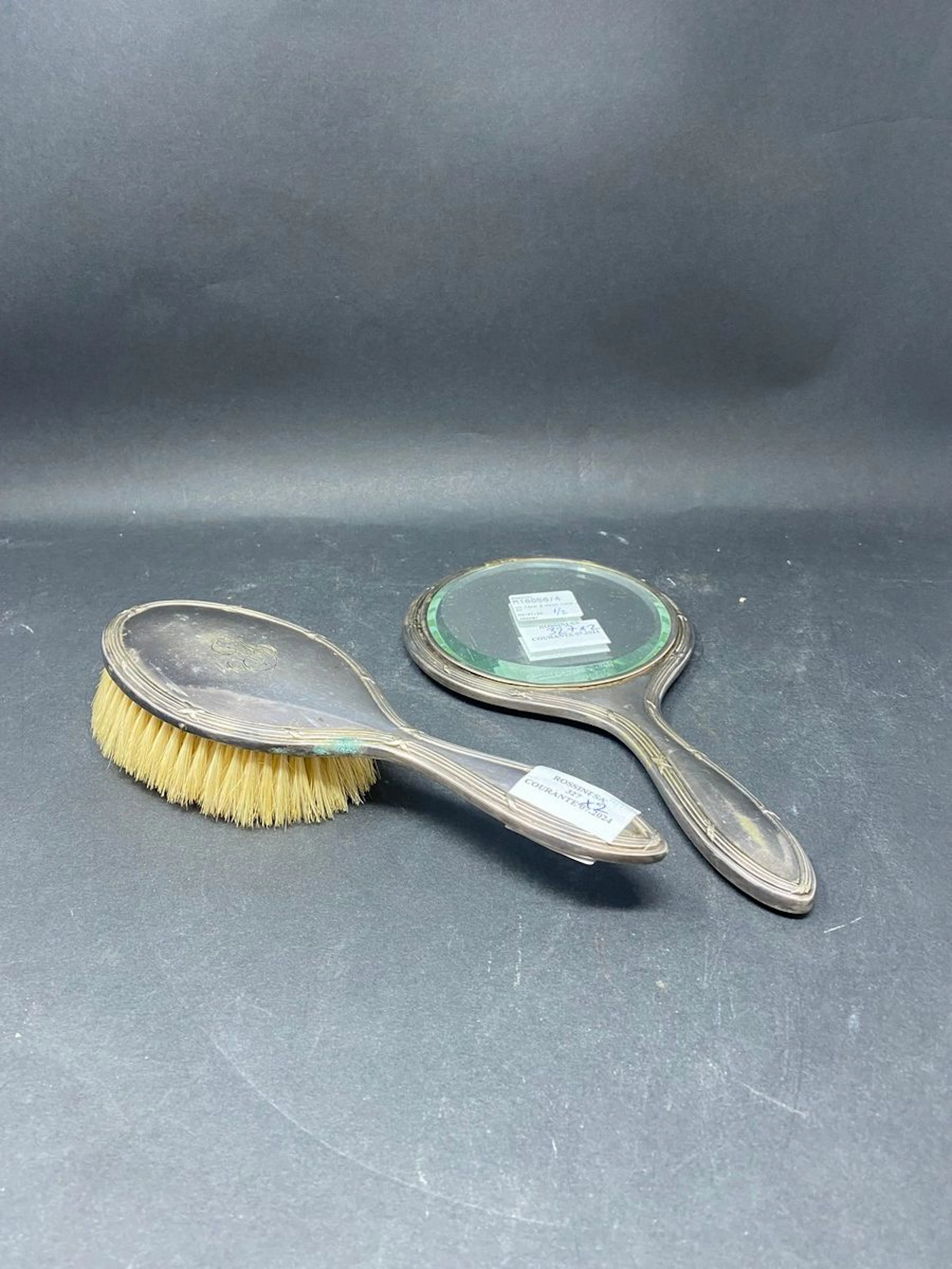 Un face à main rond et une brosse en métal... - Lot 327 - Rossini