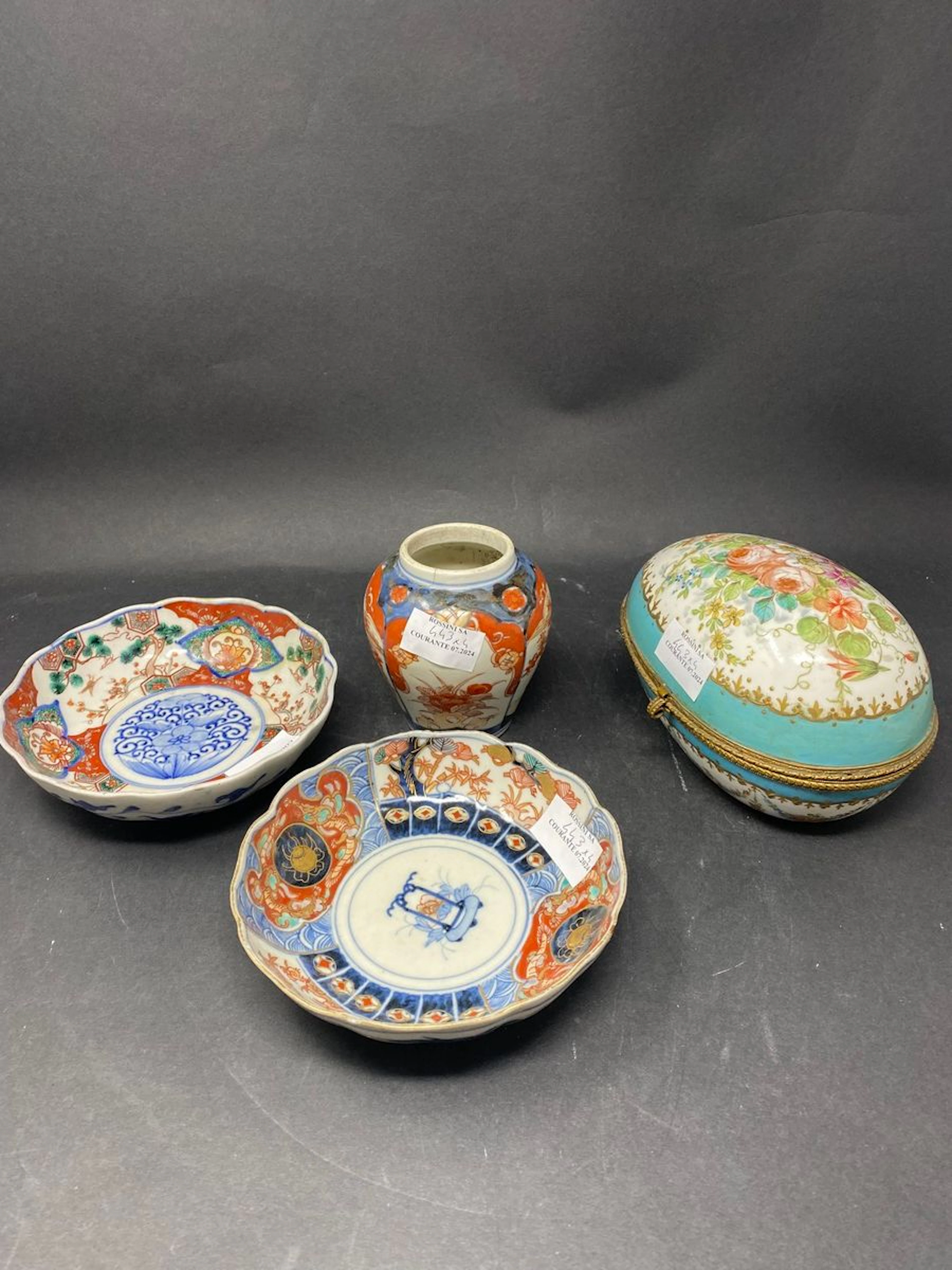 LOT DE PORCELAINE Sèvres Boite en forme... - Lot 443 - Rossini