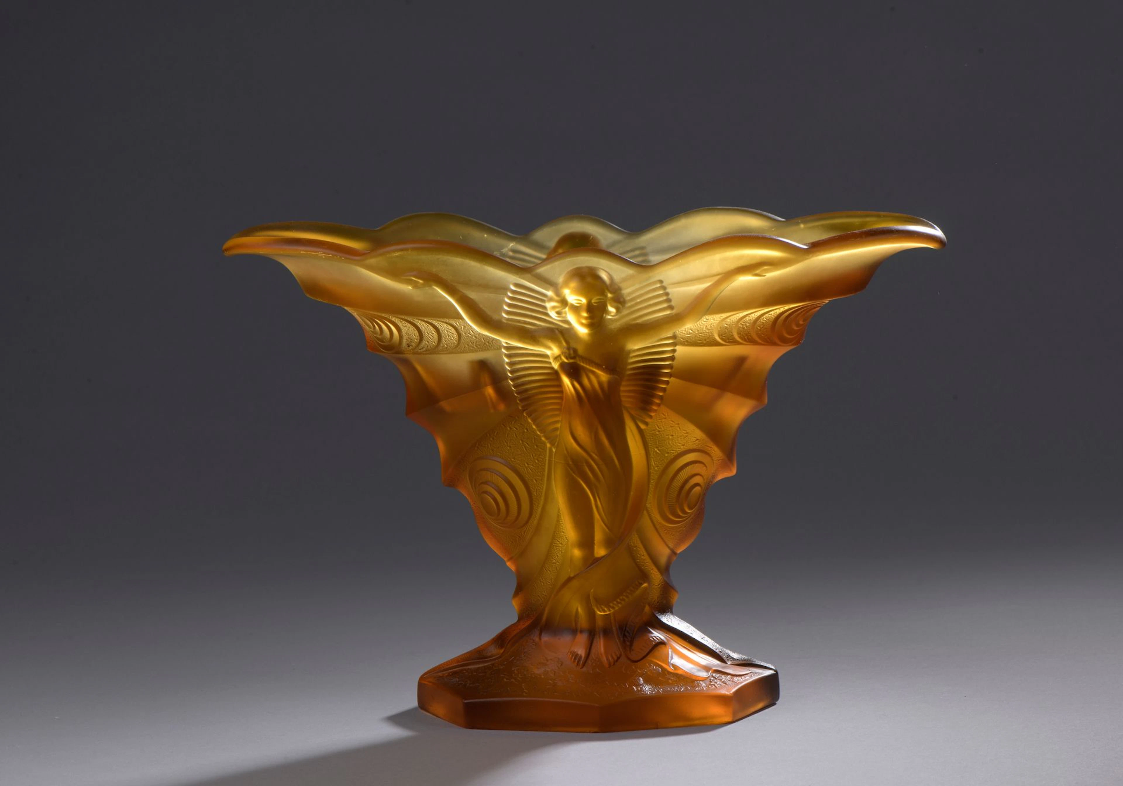 TRAVAIL FRANCAIS Vase conique en verre moulé... - Lot 481 - Rossini