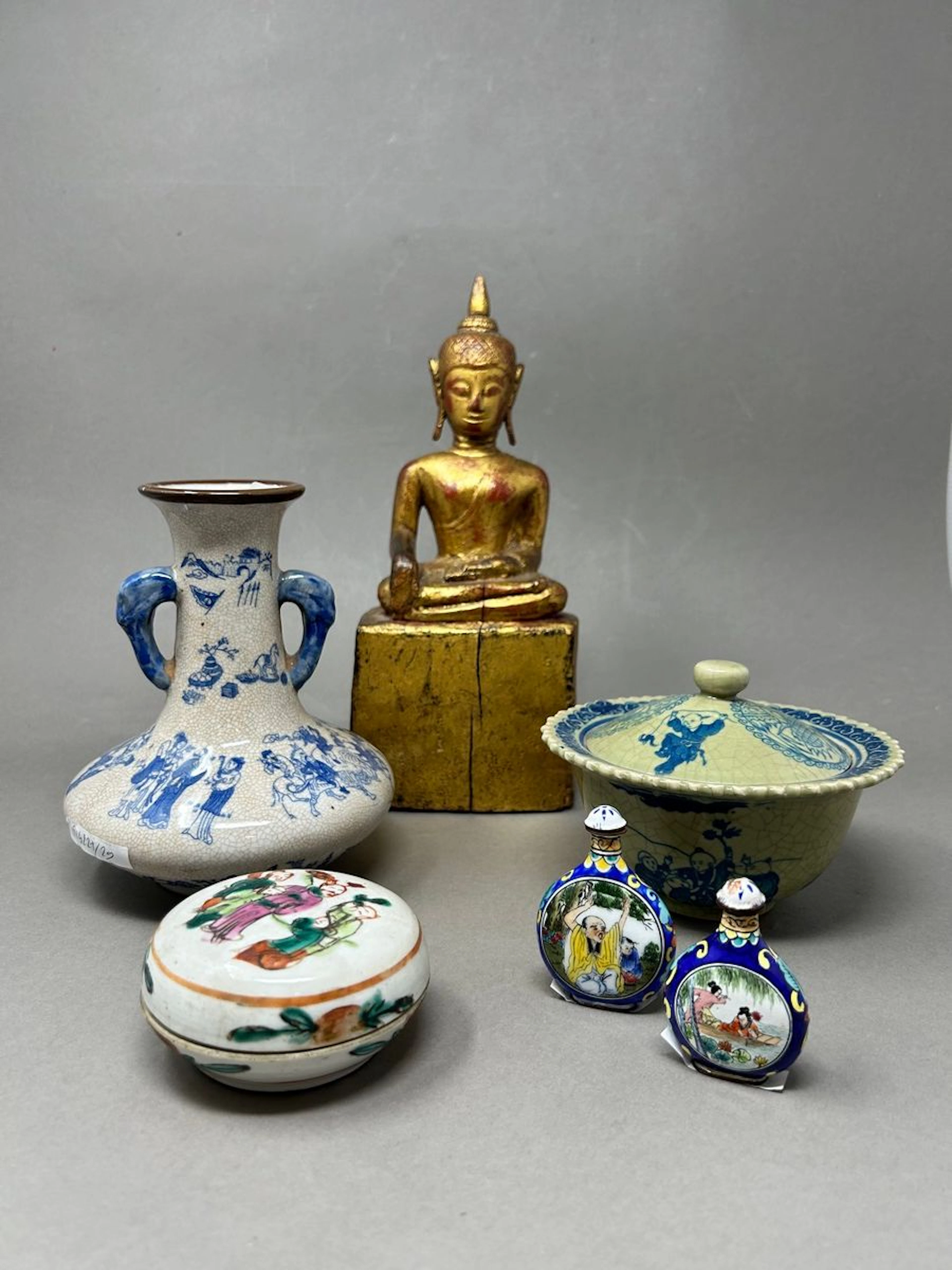 ENSEMBLE CHINE MODERNE Un bouddha assis... - Lot 561 - Rossini