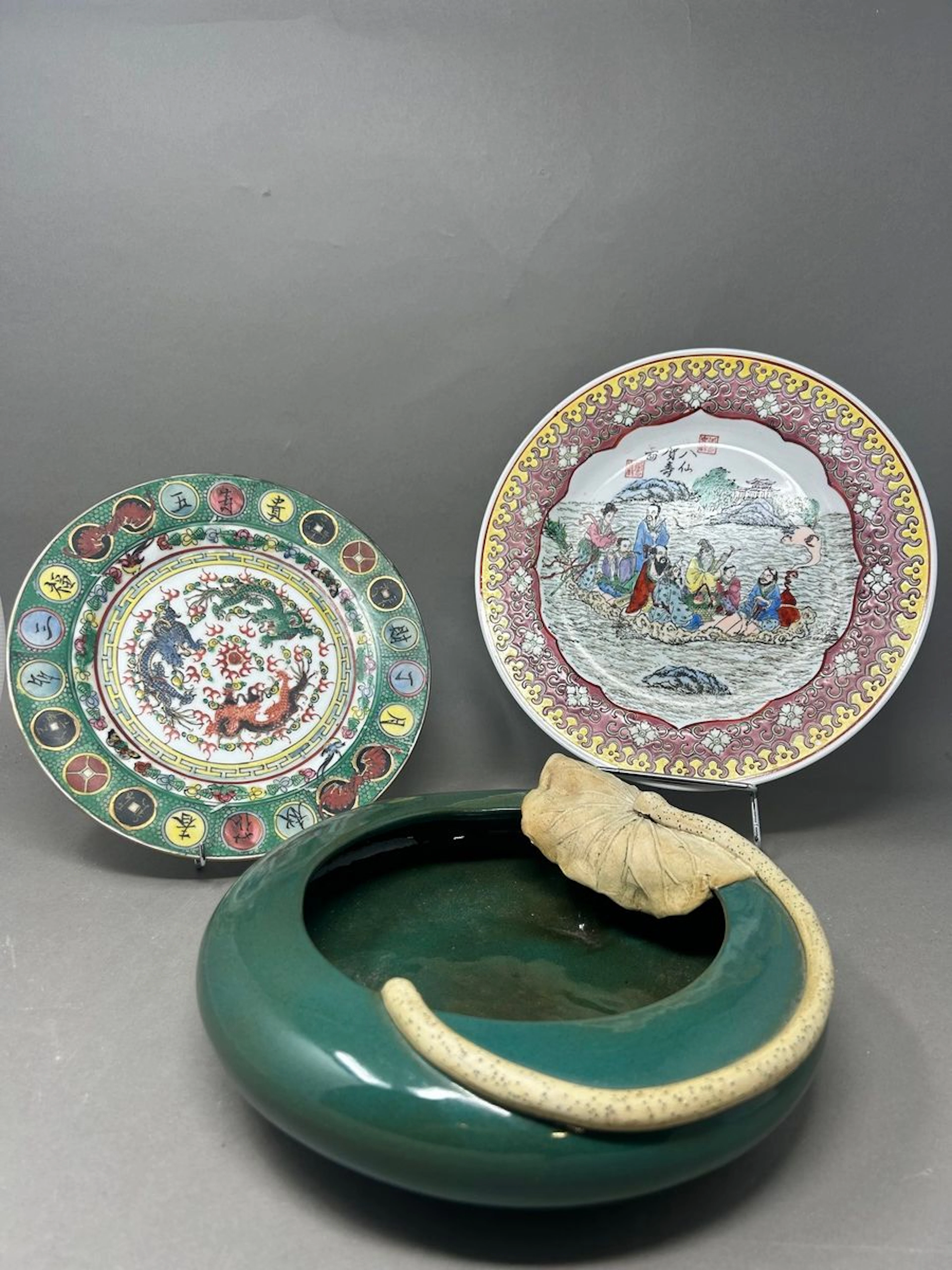 CHINE MODERNE Une asiette à décor central... - Lot 642 - Rossini