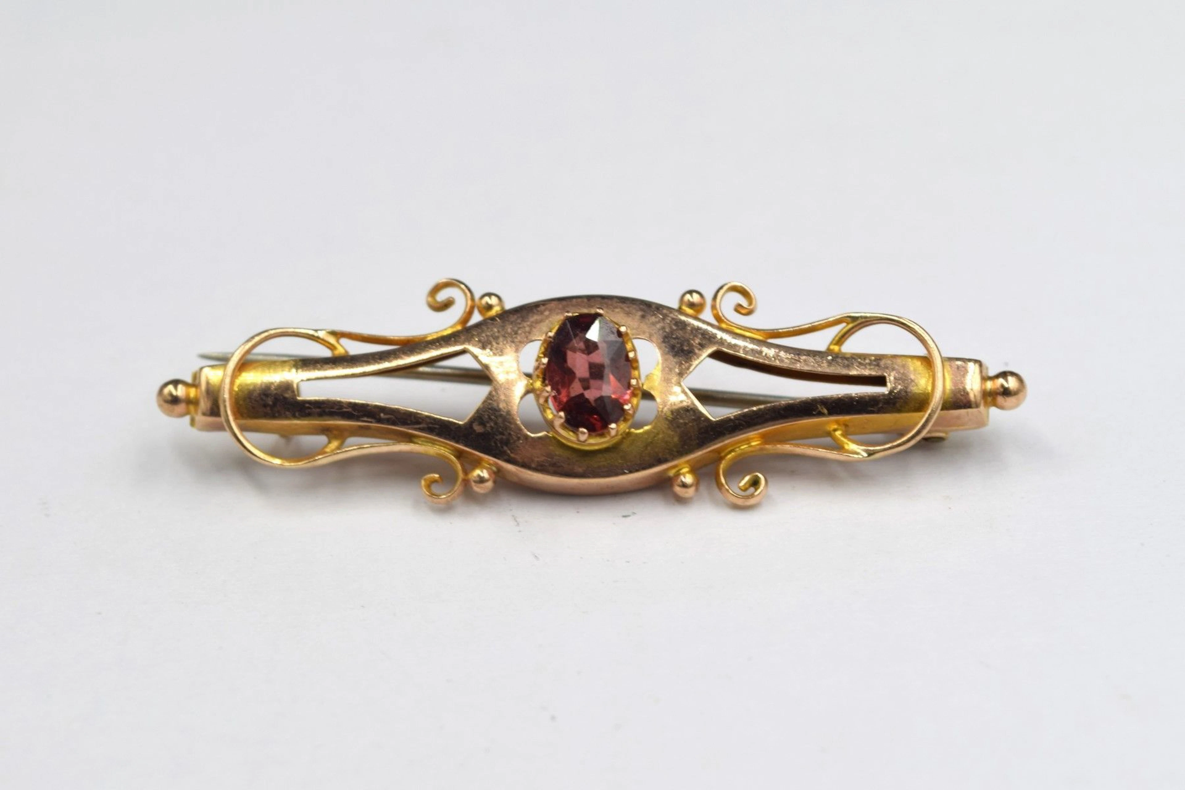 Broche fusiforme en or 9K (375), ornée d'un... - Lot 96 - Rossini