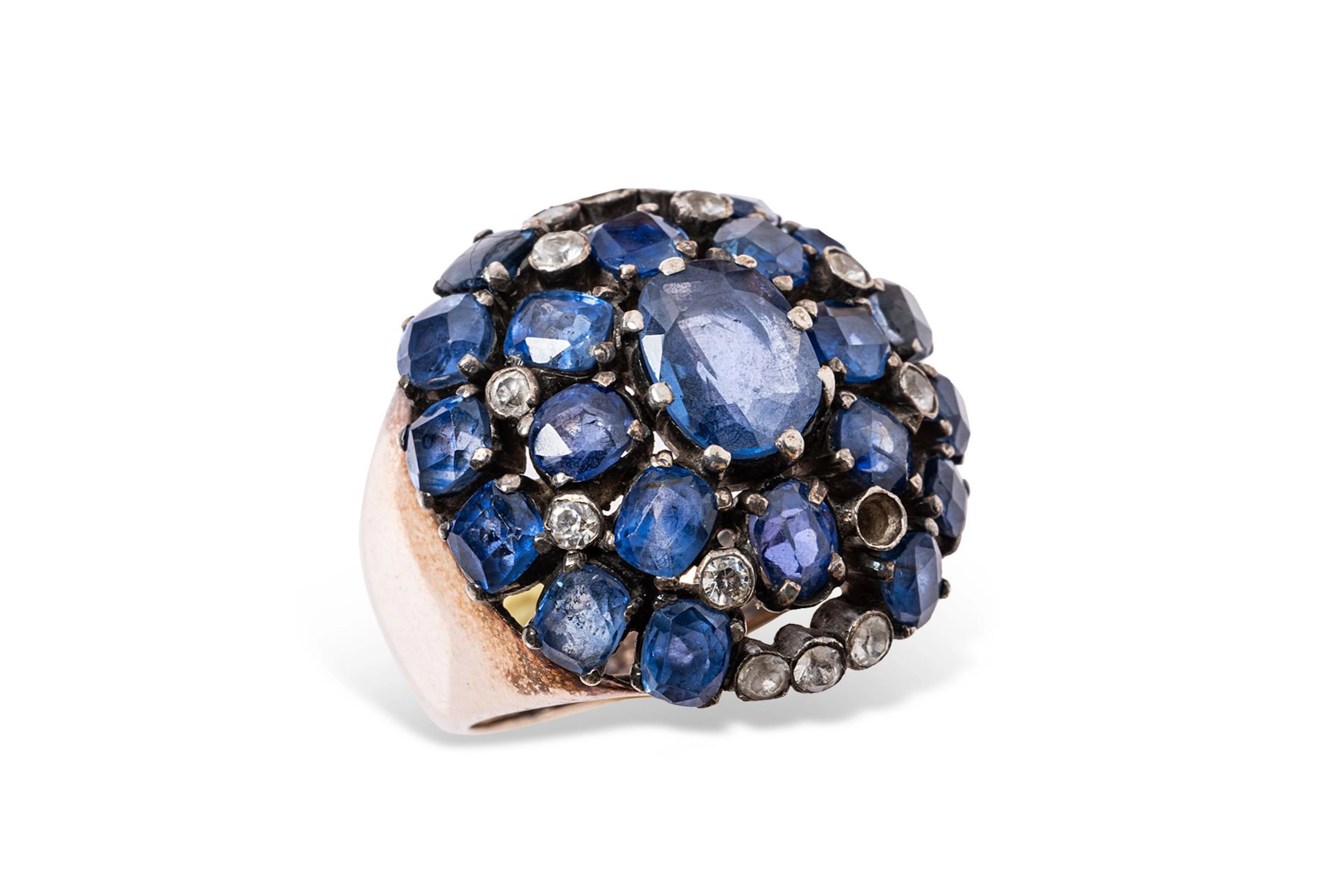 Bague bombée en métal, sertie d'un saphir... - Lot 127 - Rossini
