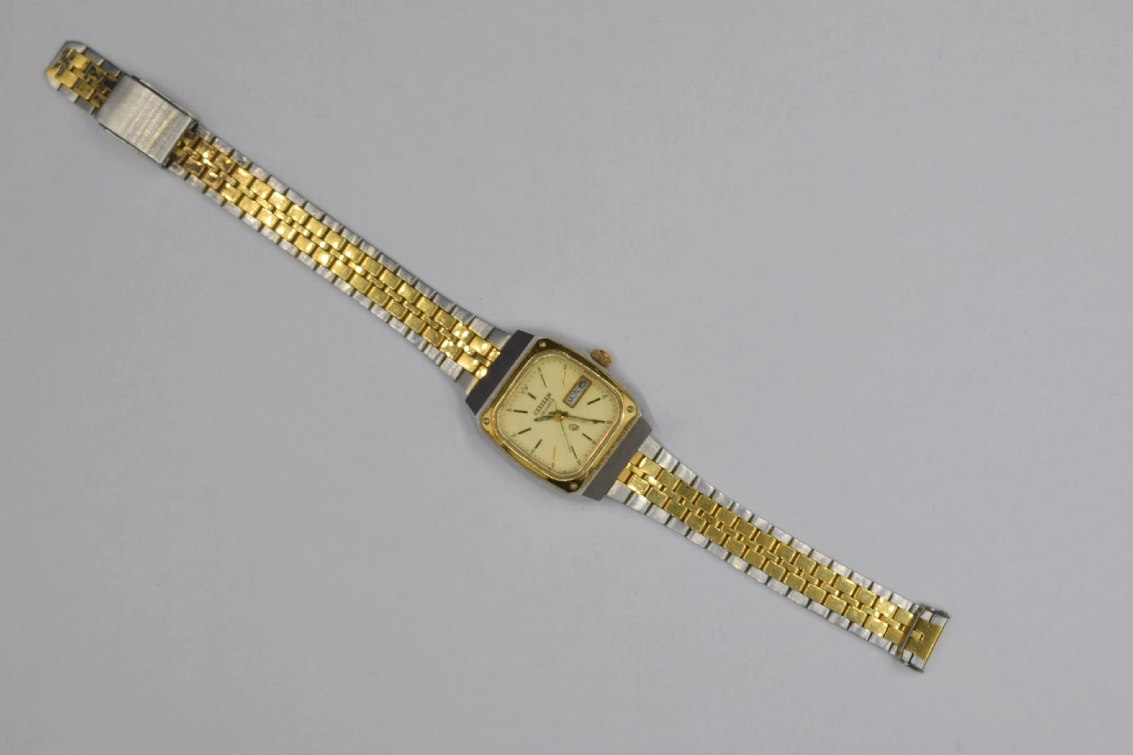 CITIZEN Montre bracelet pour dame en acier... - Lot 191 - Rossini