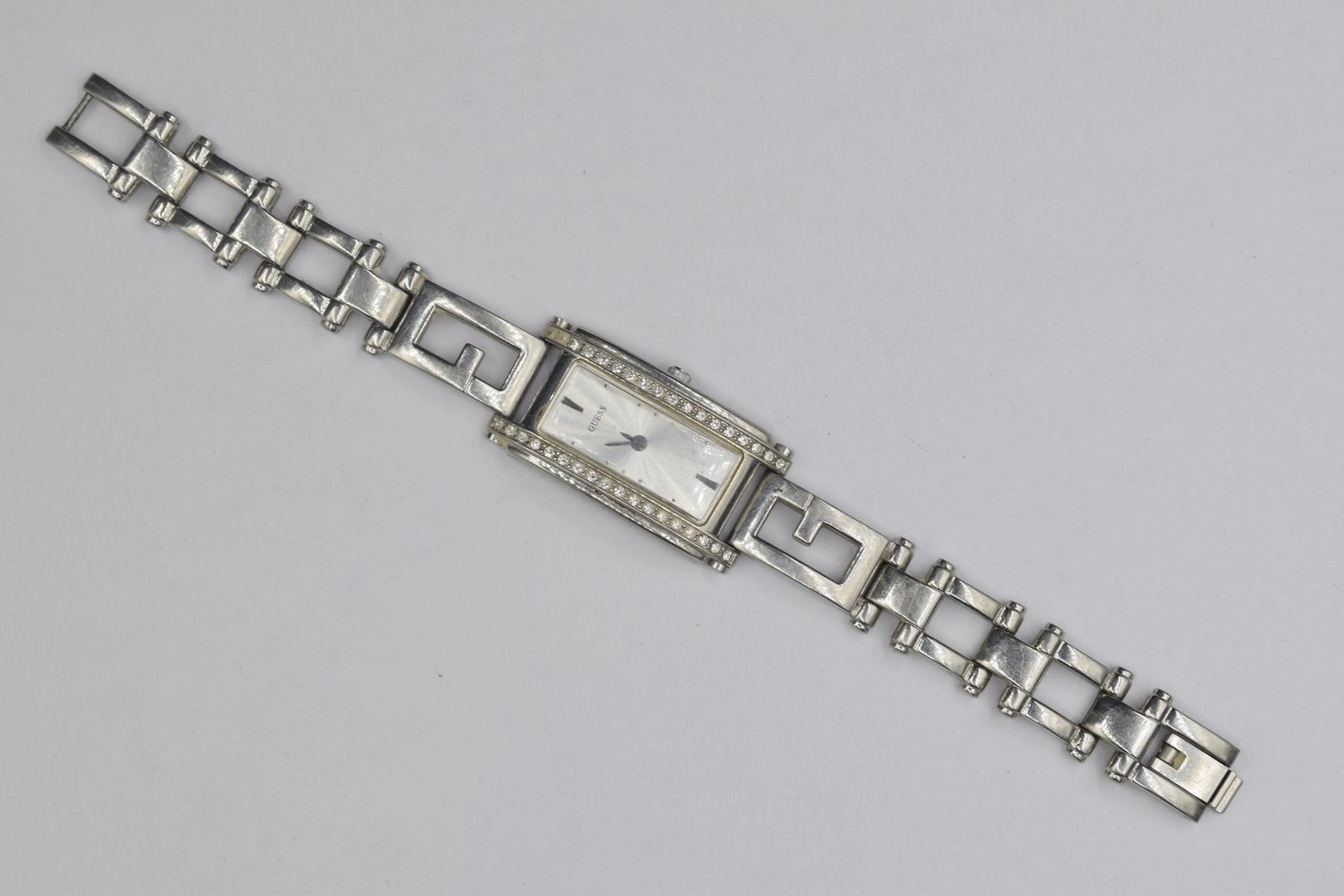 GUESS Montre bracelet de dame, boîtier rectangulaire... - Lot 240 - Rossini