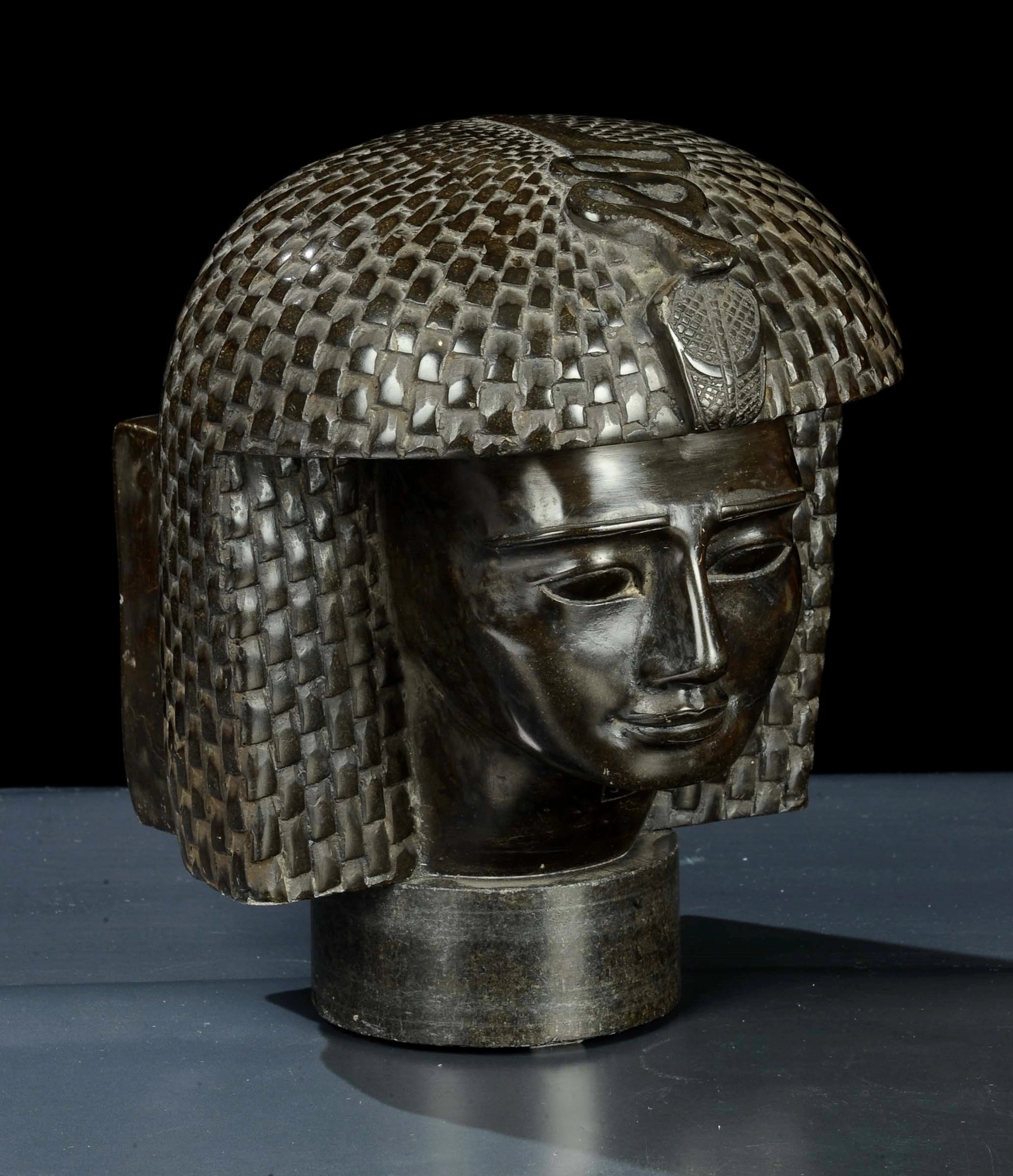 Scultura raffigurante testa egizia in pietra nera