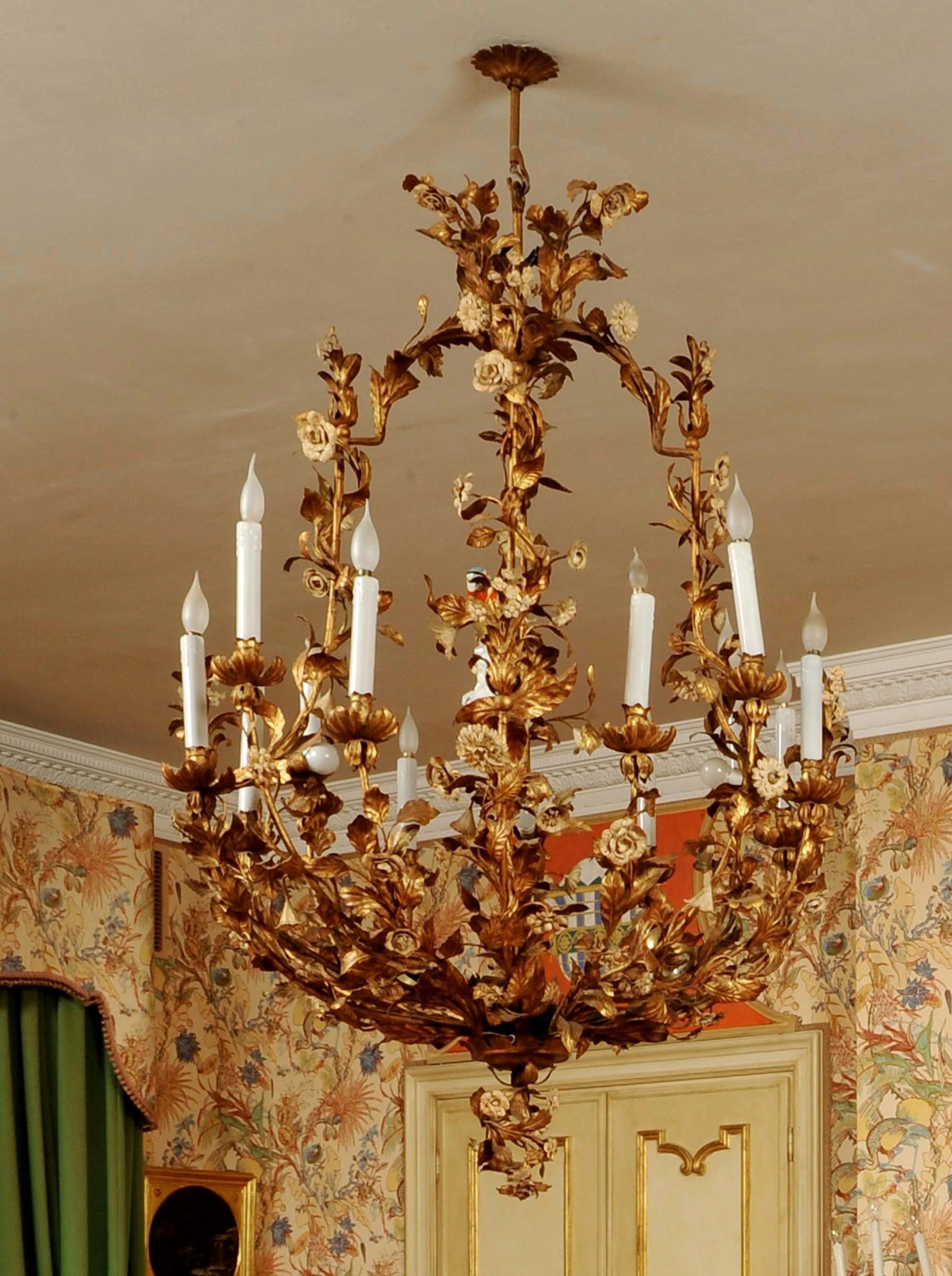 Lampadario a ventiquattro luci in metallo dorato, Piemonte XX secolo