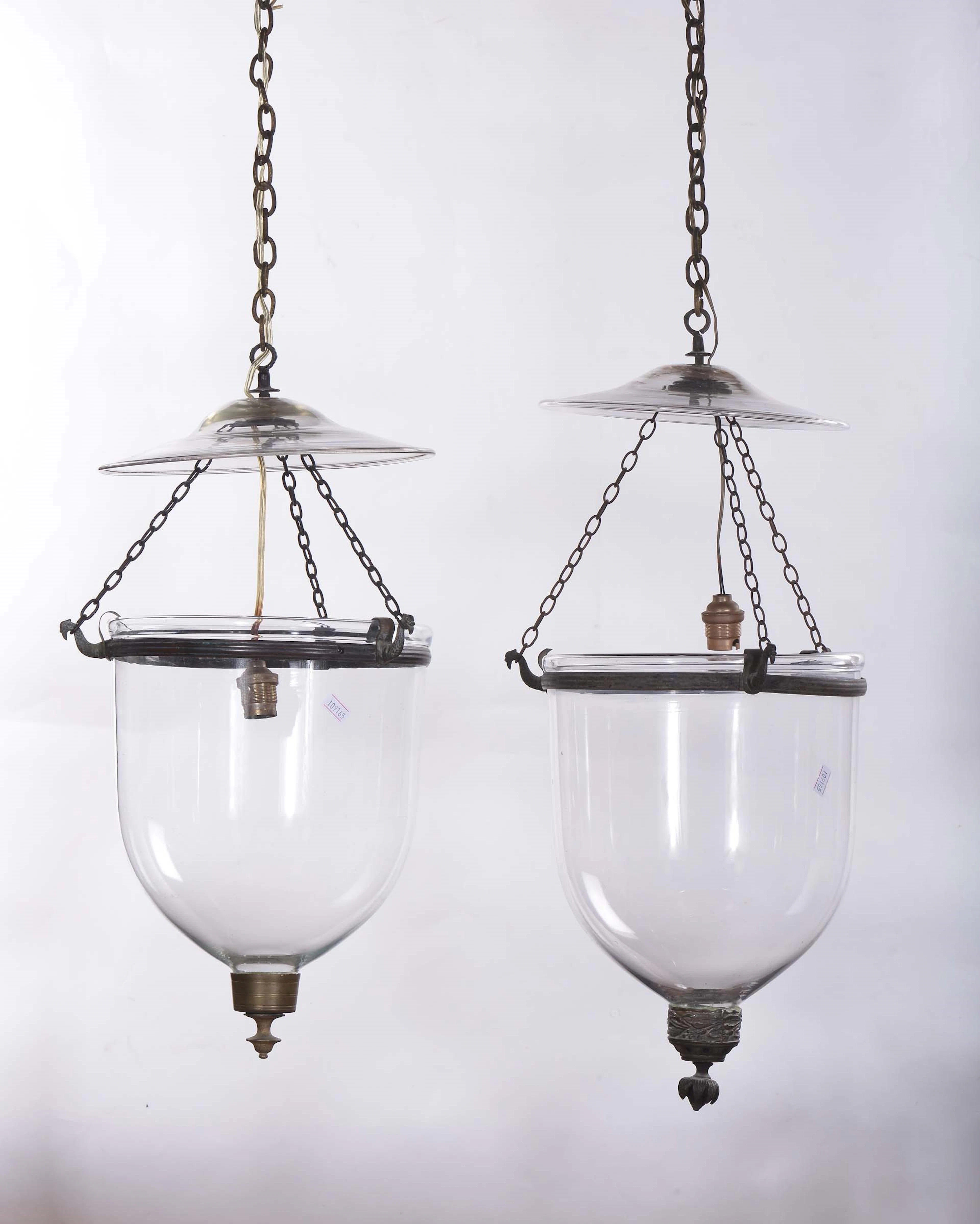 Coppia di lampadari in stile antico in vetro e bronzo