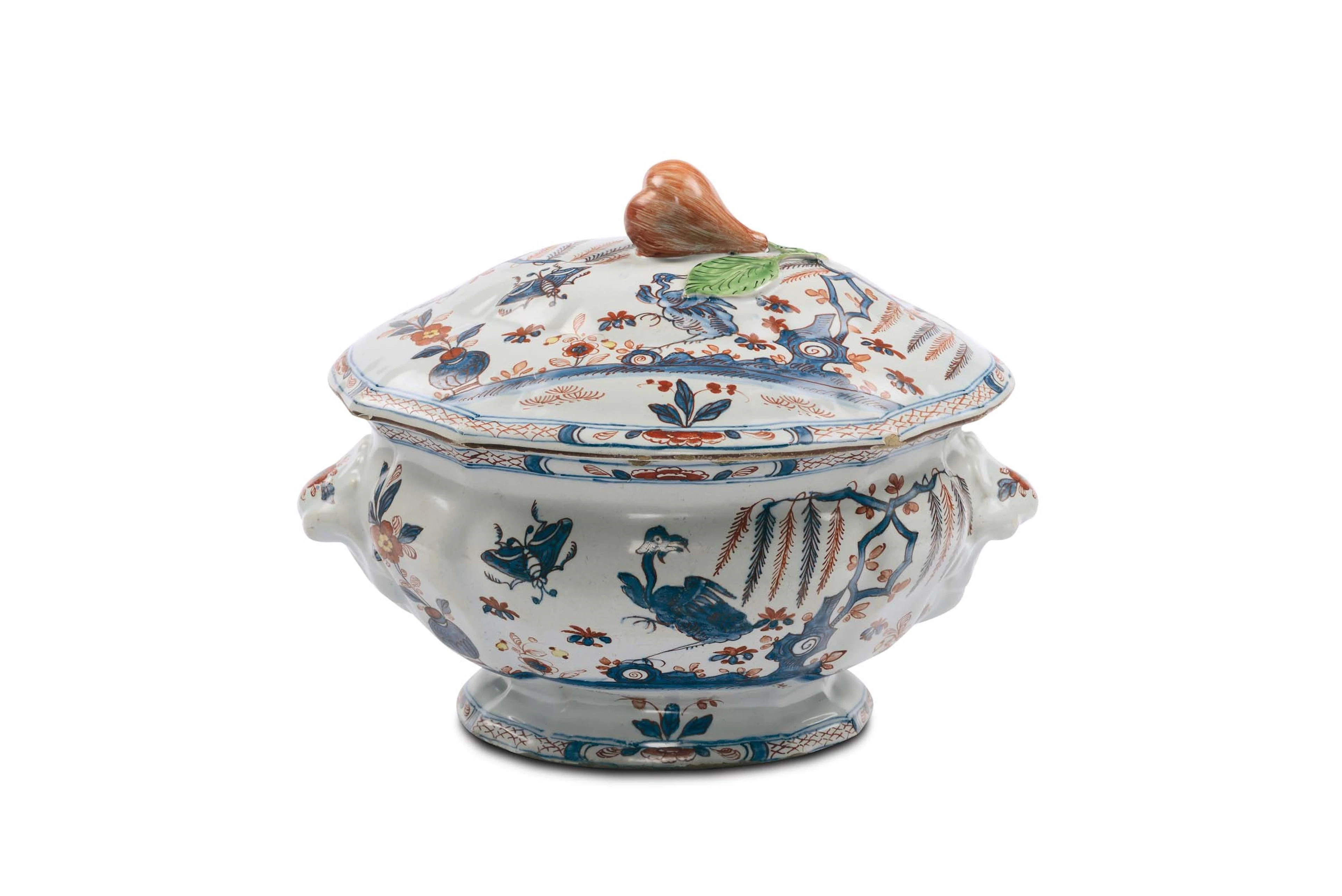 Zuppiera in maiolica con decorazione naturalistica di gusto orientale