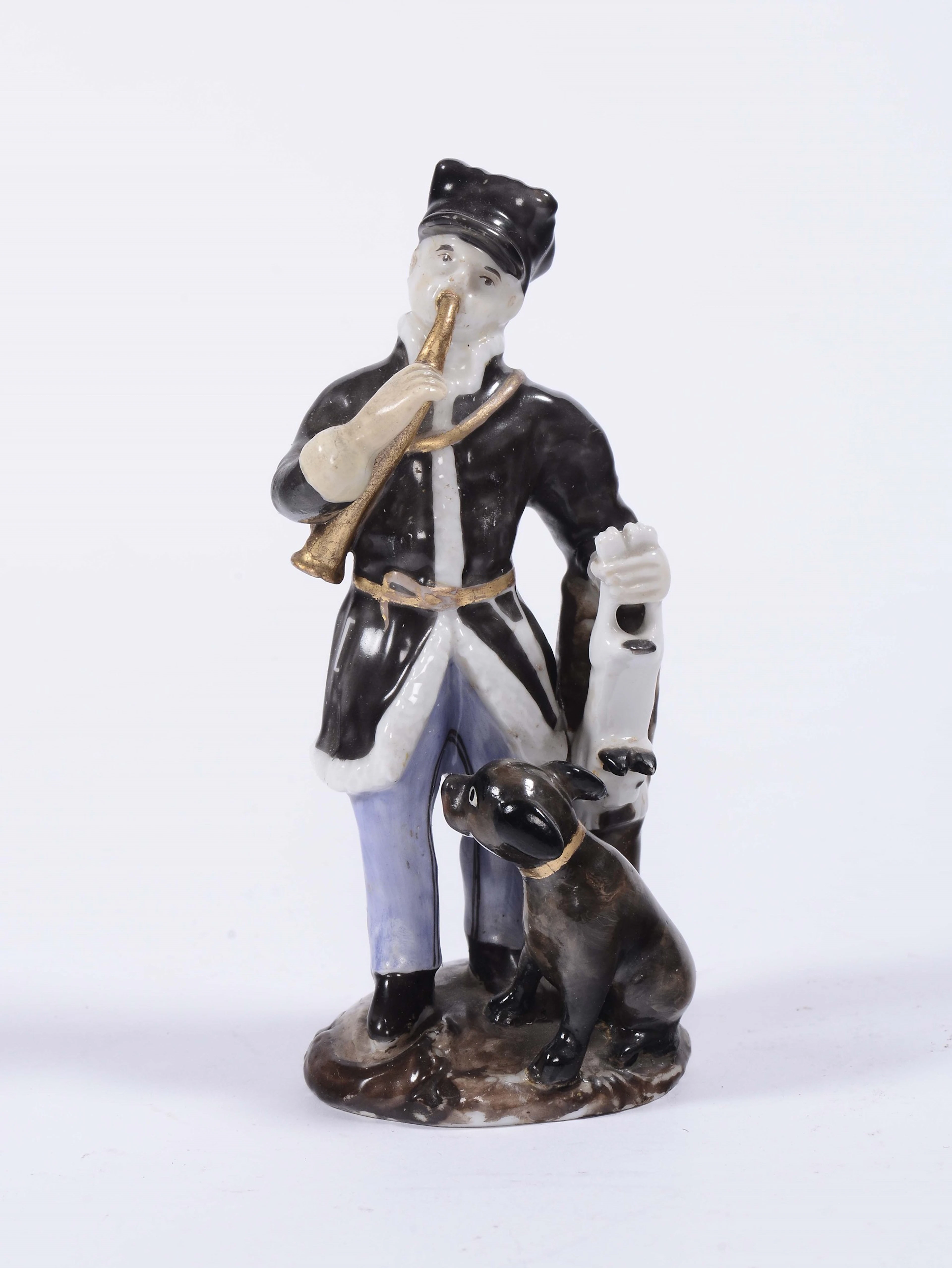 Figuretta in porcellana policroma raffigurante paggio di caccia con