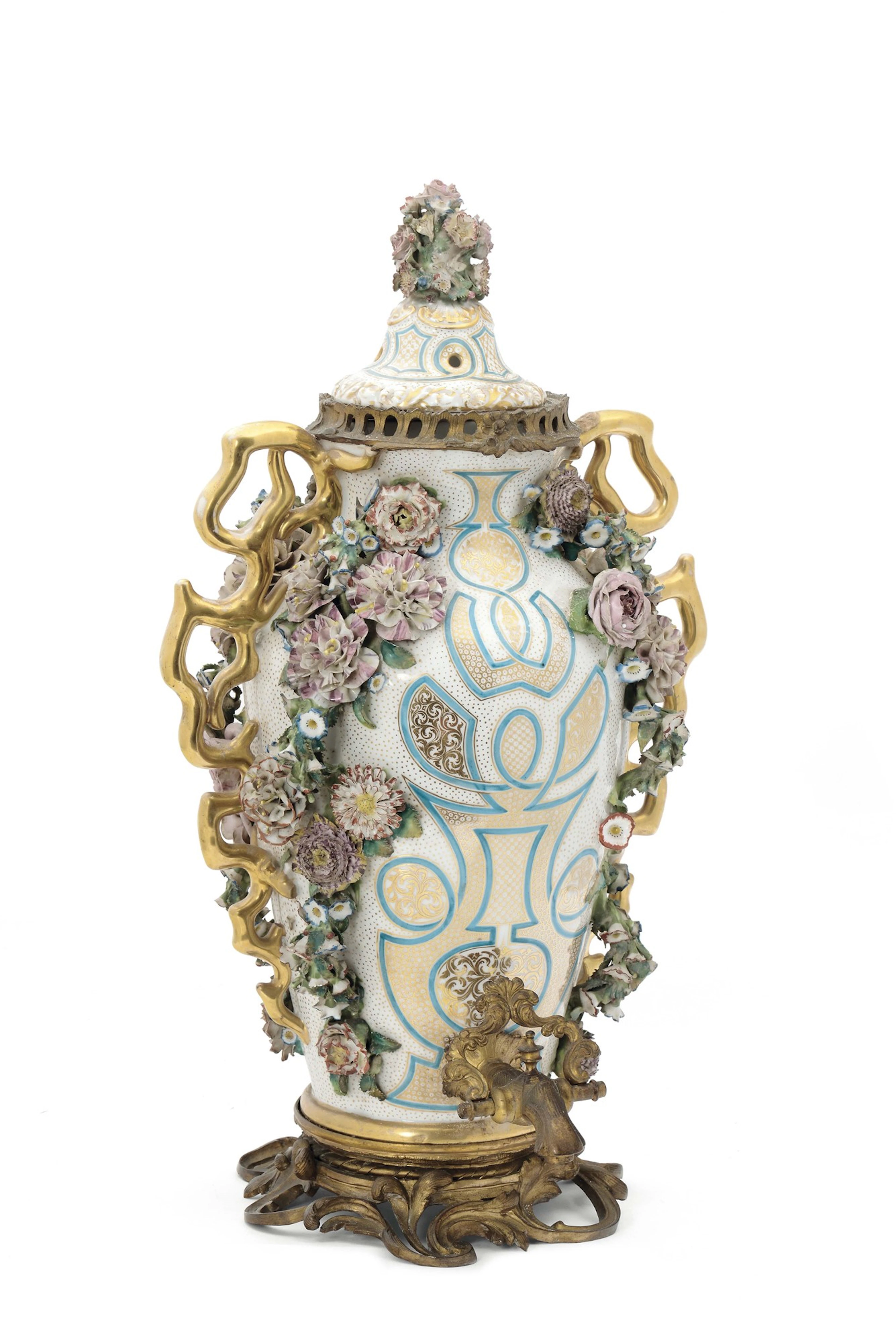 Grande samovar in porcellana policroma sormontato da coperchio, Russia