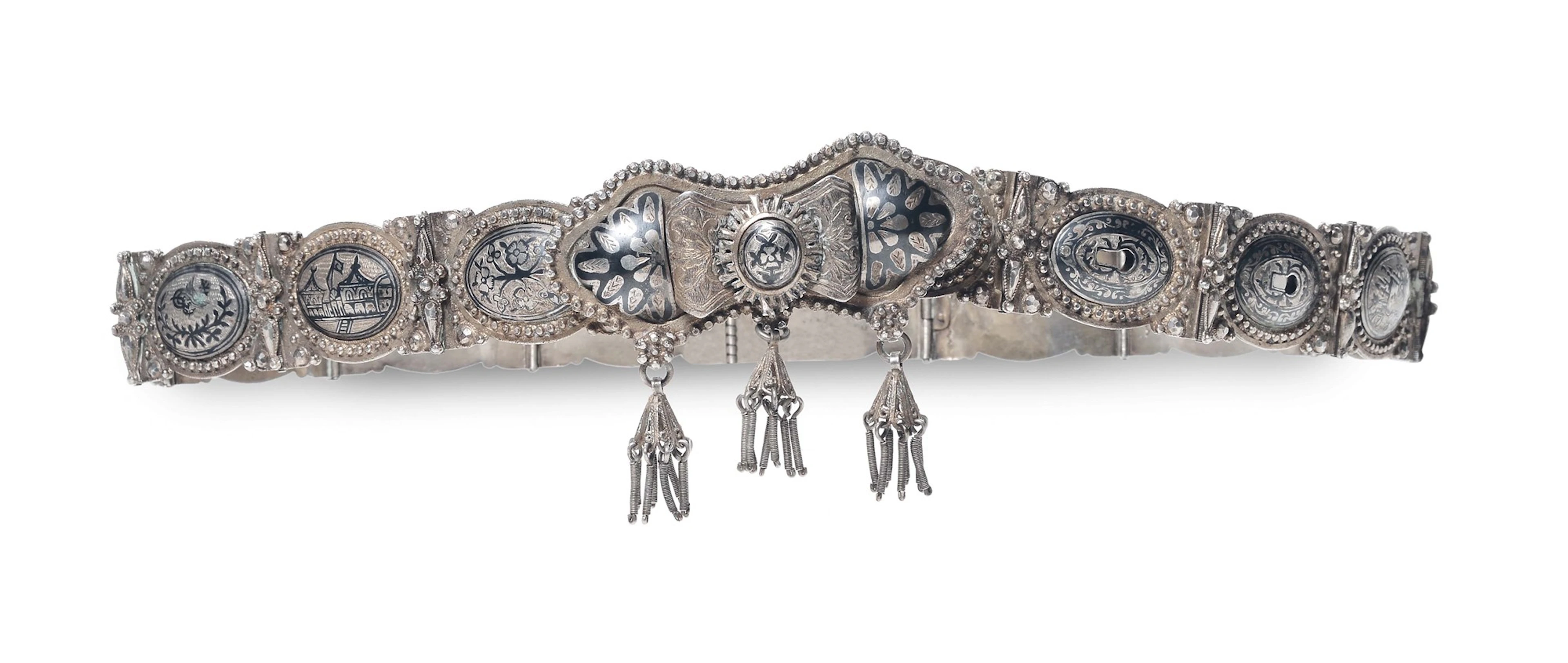 Cintura in argento con parziale doratura e medaglioni ovali niellati