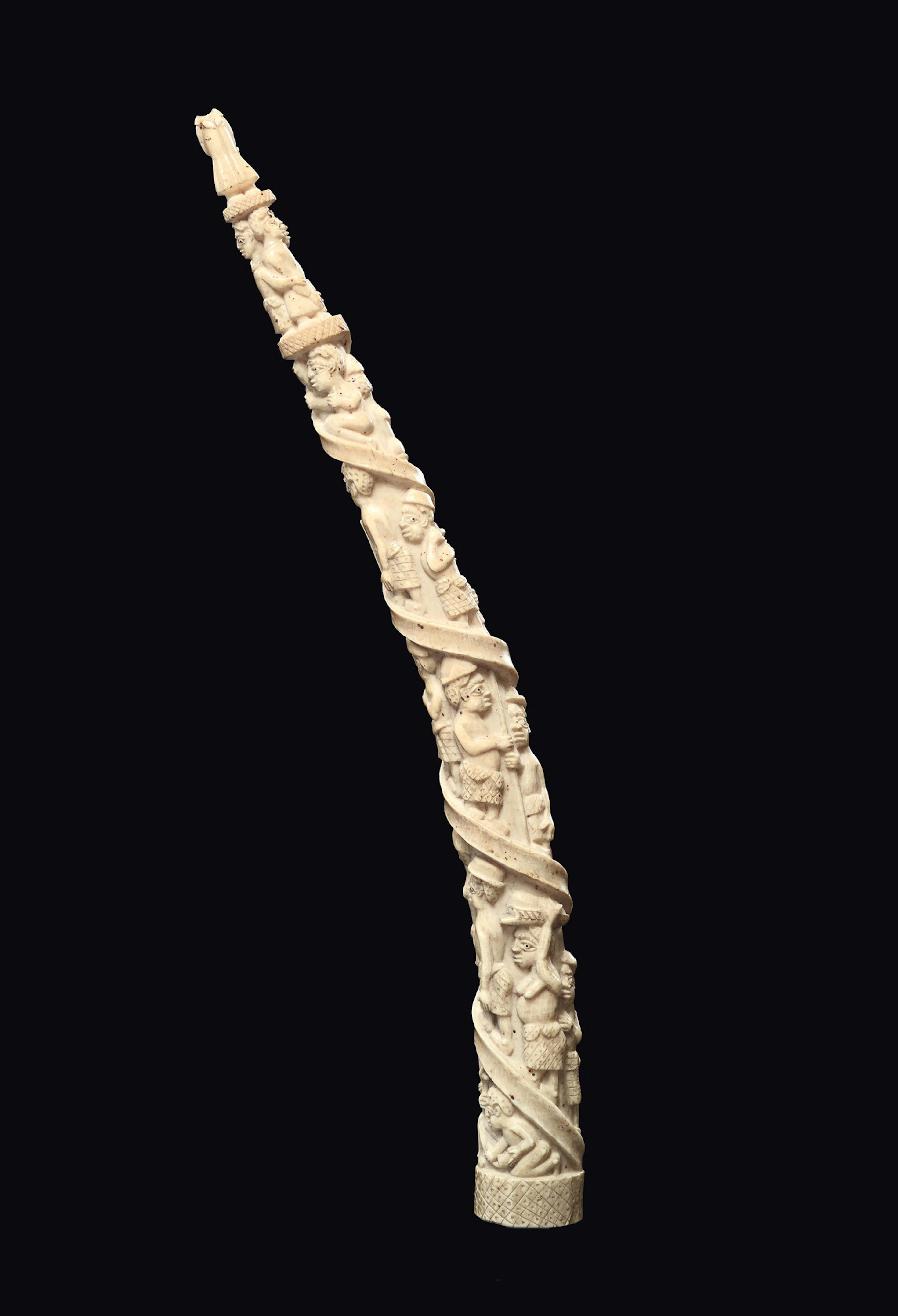 Zanna in avorio scolpito e pigmentato, Arte africana delle colonie