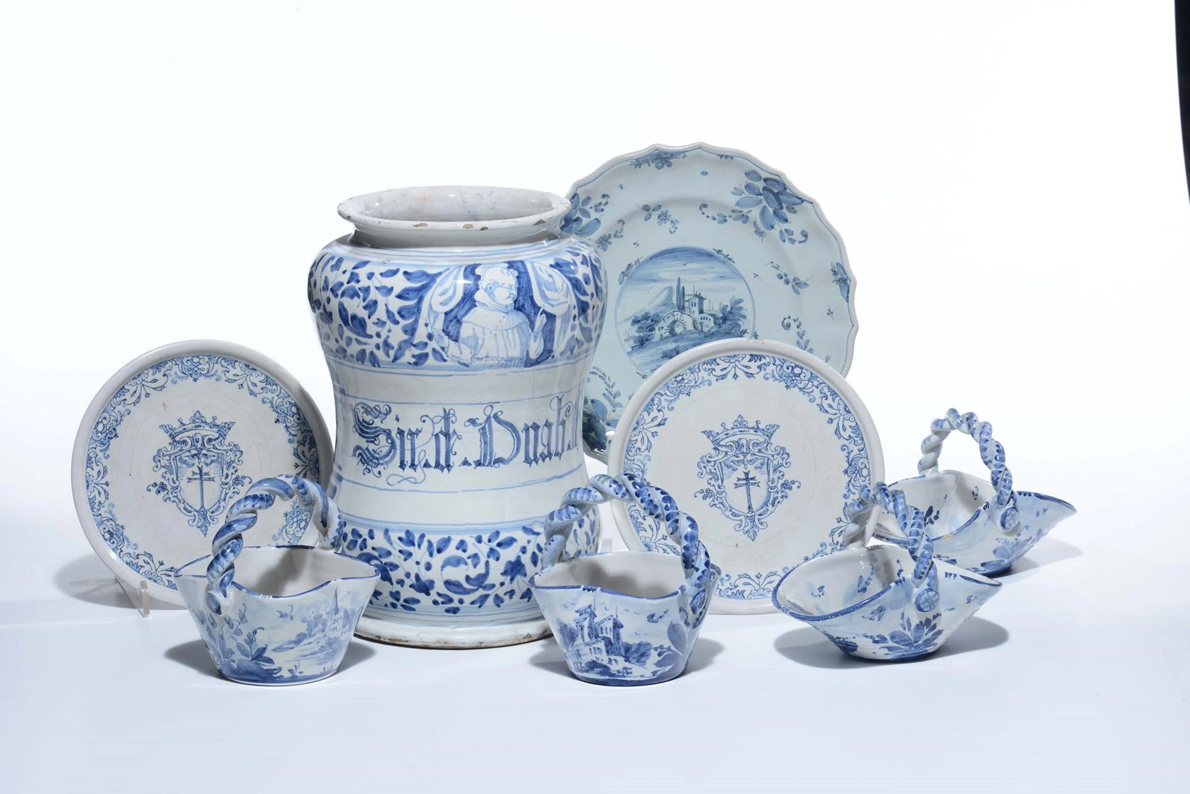 Lotto di oggetti in maiolica e porcellana