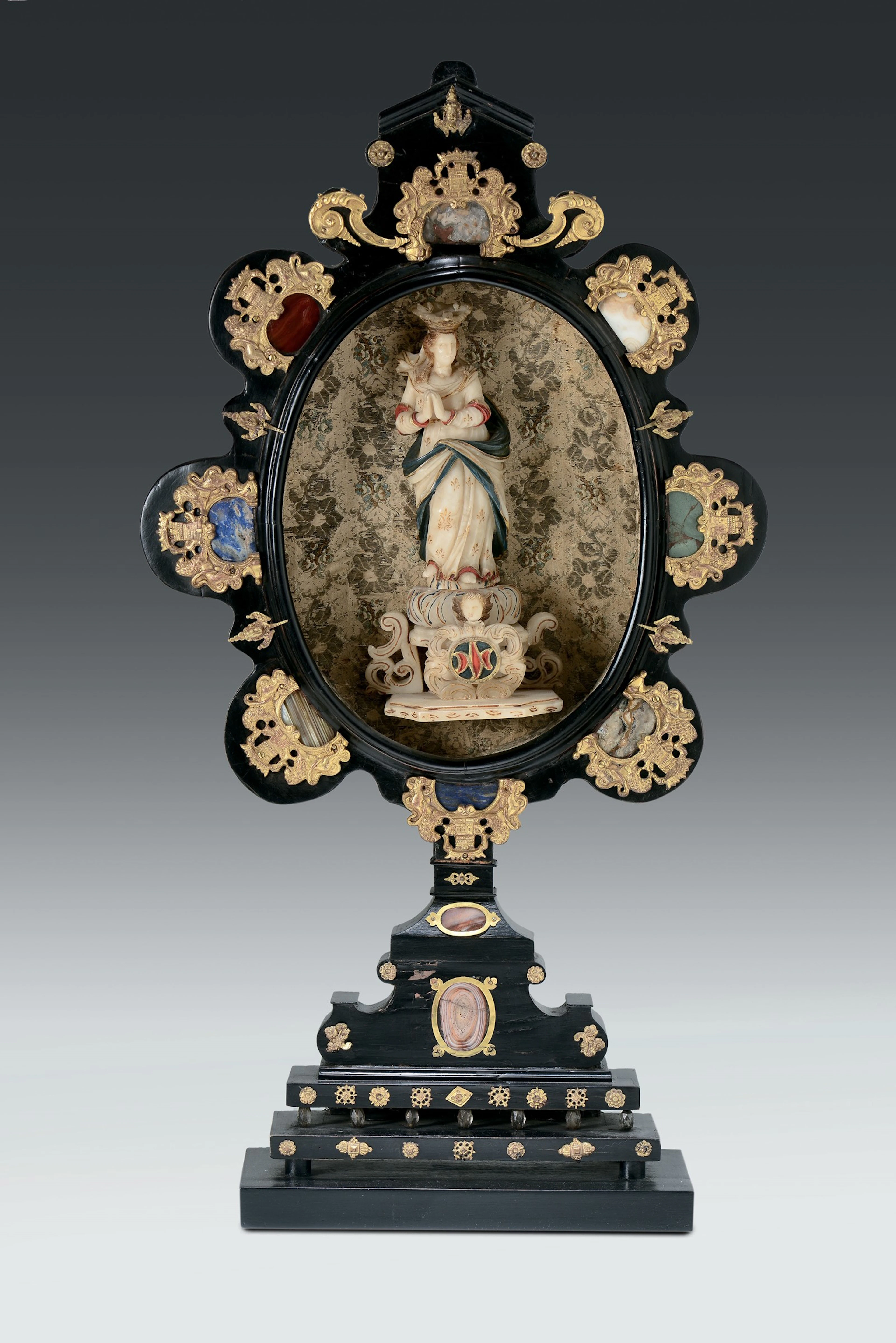 Scultura della Madonna Immacolata in alabastro dipinto contenuta entro