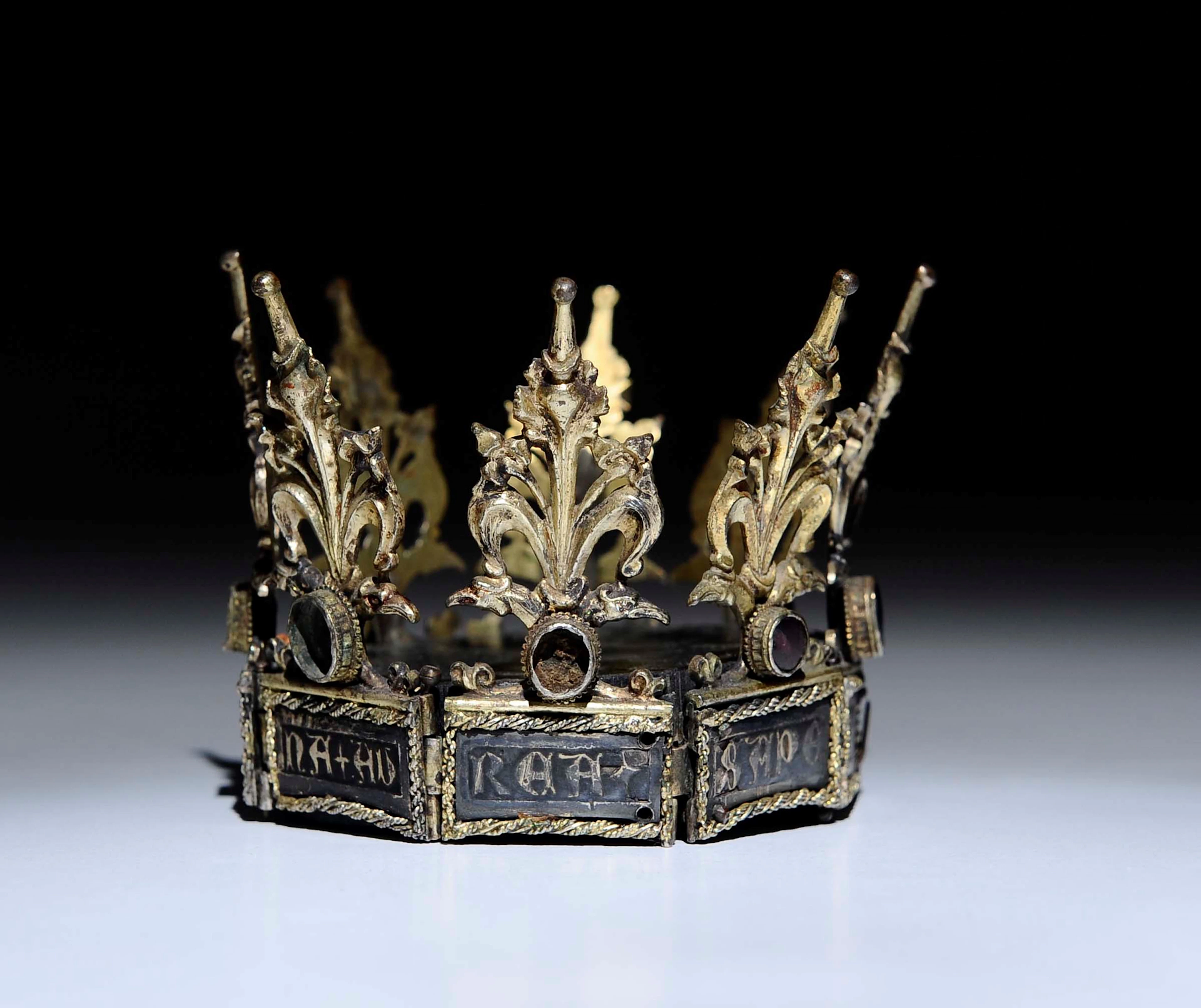 Importante �corona aurea� in argento, bronzo dorato, smalti e pietre