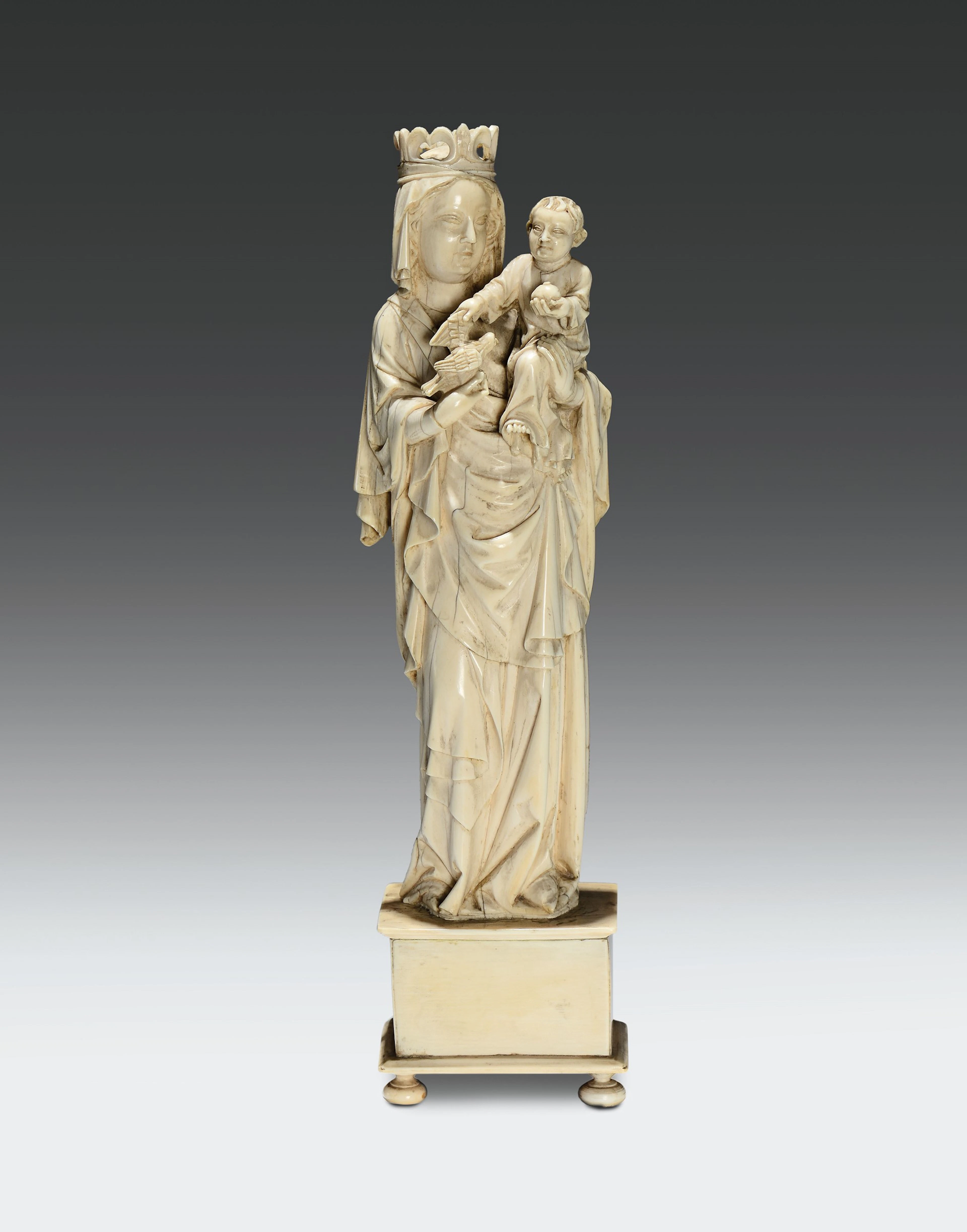 Scultura in avorio raffigurante Madonna con Bambino nei modi del gotico