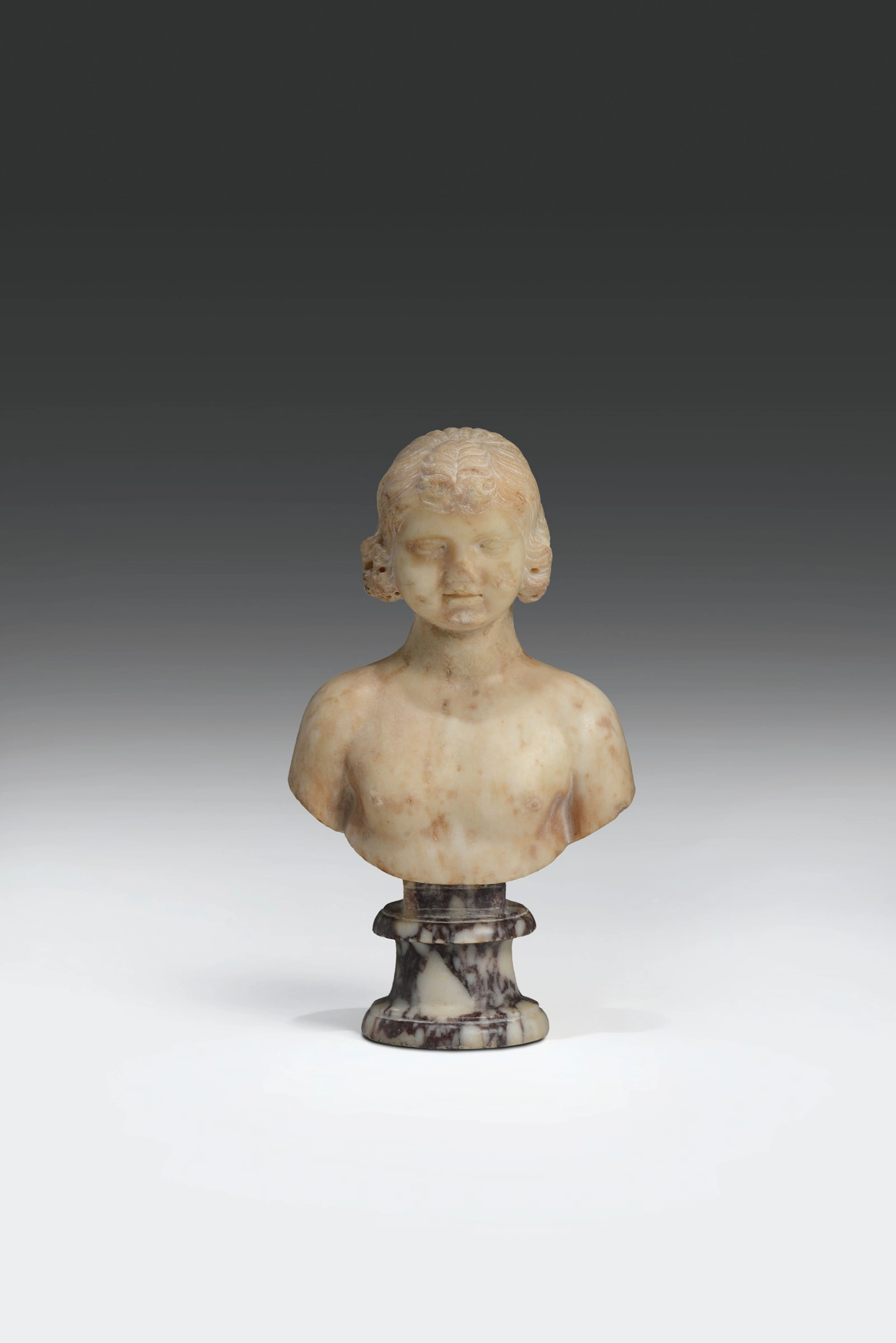 Scultura in marmo raffigurante busto di giovane bifronte su base in