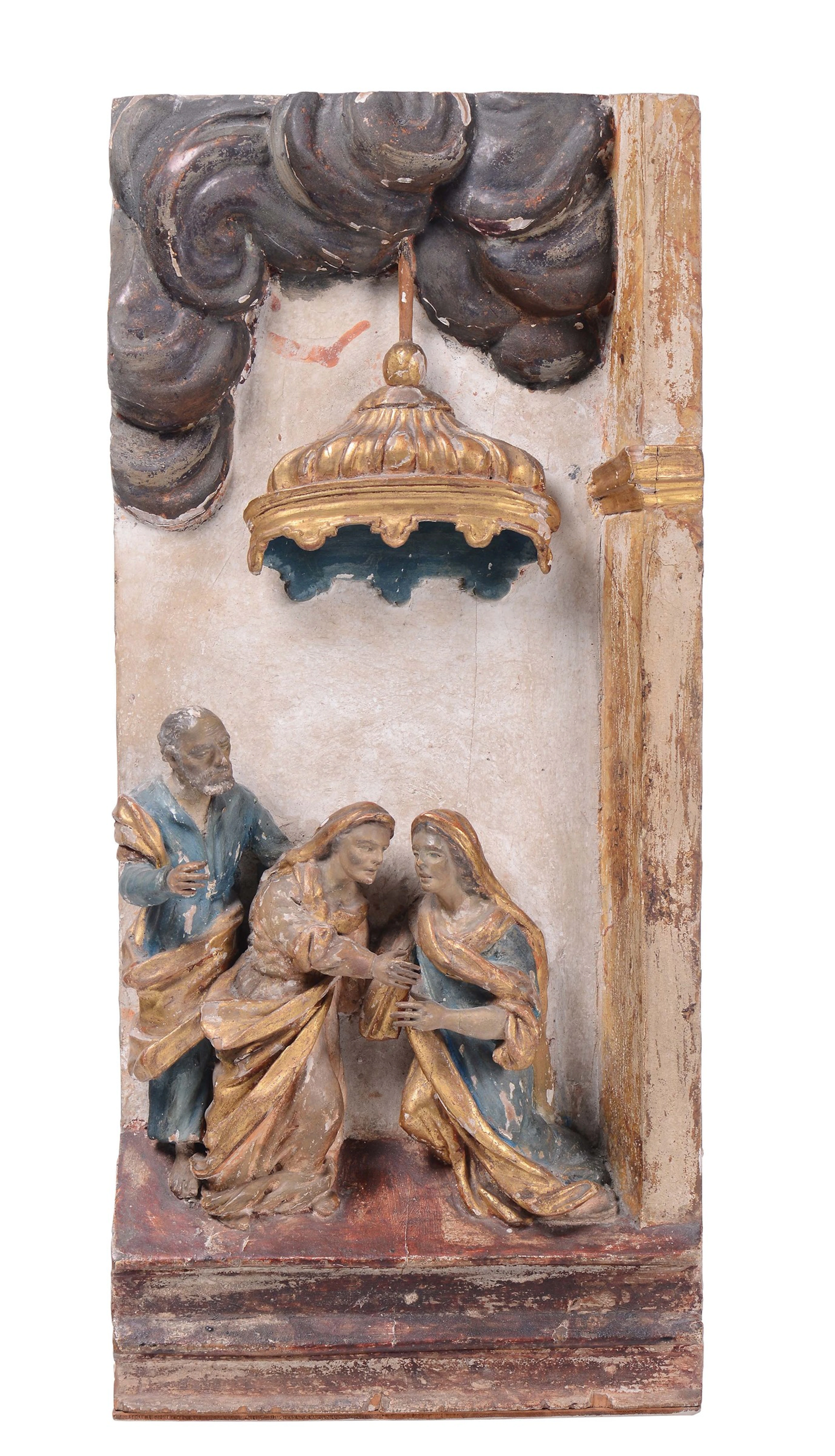 A group of golden, wooden polychrome sculptures with the Visitation.