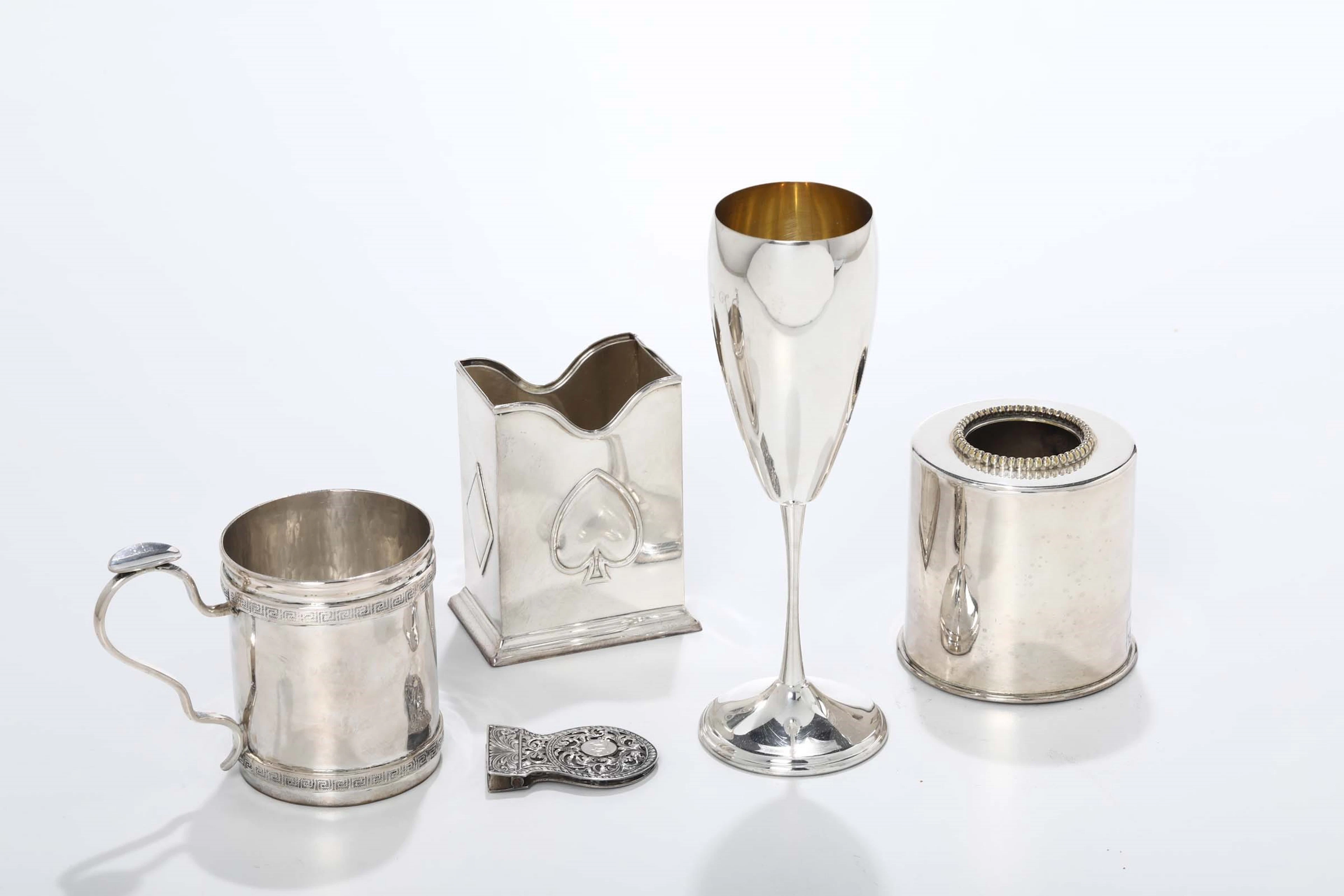 Insieme di argenti composto da bicchiere cifrato, tazza, porta carte