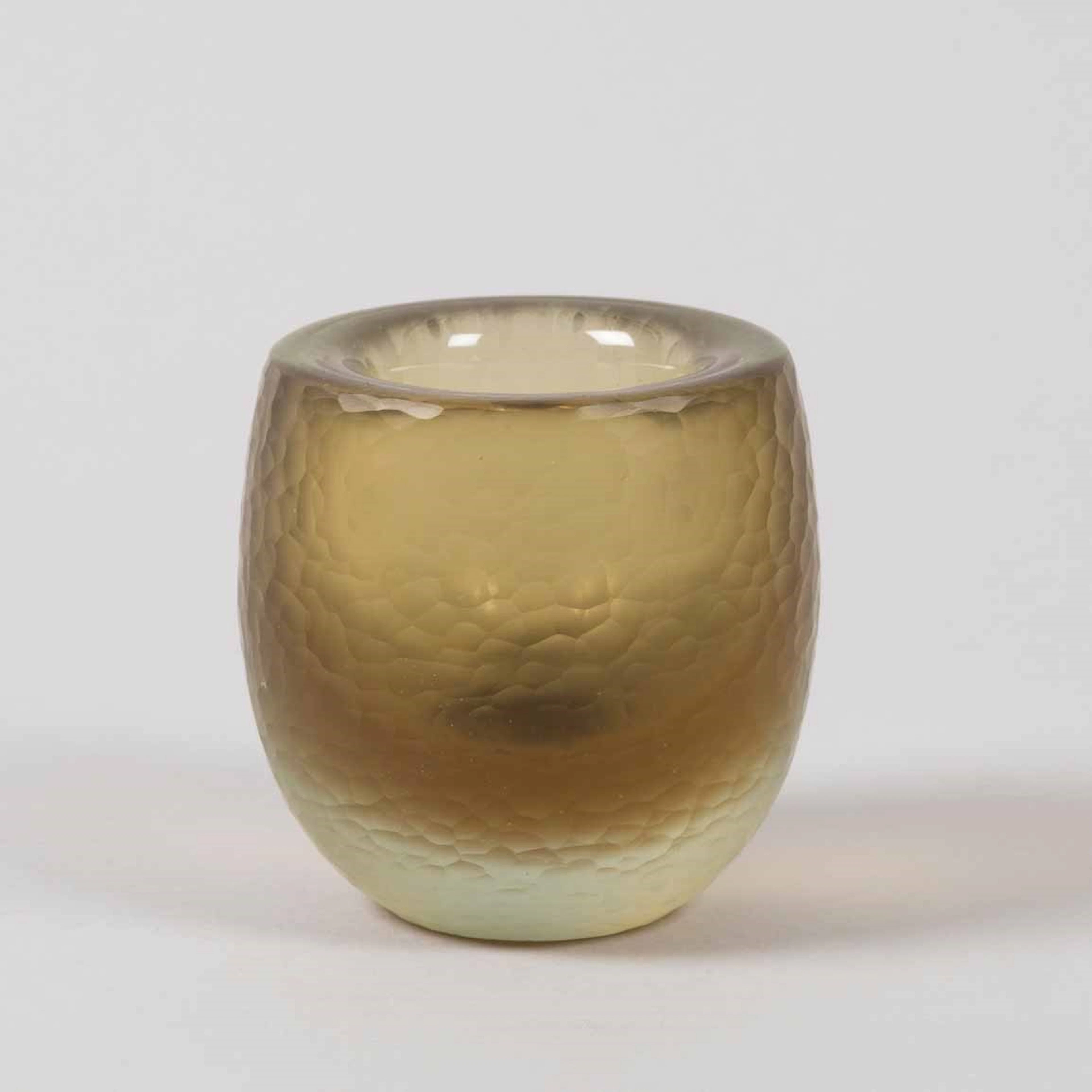 Carlo Scarpa, Venini, Murano, 1940 ca. A cup in bicoloured submerged